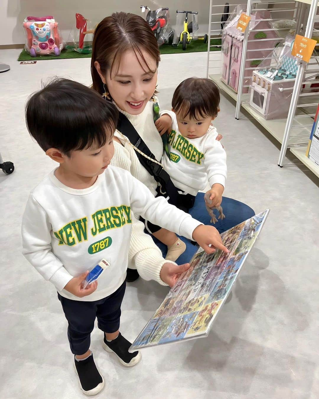 ハミ さんのインスタグラム写真 - (ハミ Instagram)「👶🏻👦🏻を連れてお出かけ🌷  11月1日に古川橋店が オープンする @fukuchan_reuste に一足早くお邪魔させていただきました🌼*･  おもちゃやバギー、チャイルドシートや洋服の 状態の良いリユースアイテムがたくさん😆  2人乗りバギーもあったよ◎  1g1円の量り売りコーナーもあって、ここで恐竜×2とトーマスのおもちゃを買ったんだけどなんと251円だった😂 （購入アイテムは1番最後に載せてるのでスワイプしてね🦖💕）  靴を脱いで遊べるキッズスペースもあったから、 お買い物してから遊んでもいいし、 ここでパパに見ててもらってママは身軽にお買い物〜♪もいいよね😚  場所は古川橋駅目の前のイオンの中だからアクセスもいいし、 お買い物して遊んだらフードコートへ✊🏻✨ の楽ちんコースでいけるやつ🤗  とってもおすすめです💕  #PR#リユスタ#リユスタといっしょ#年子兄弟#1歳#2歳」10月31日 18時17分 - hami0519