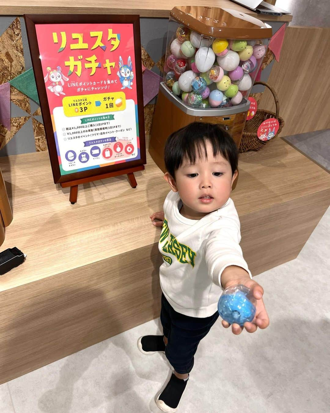 ハミ さんのインスタグラム写真 - (ハミ Instagram)「👶🏻👦🏻を連れてお出かけ🌷  11月1日に古川橋店が オープンする @fukuchan_reuste に一足早くお邪魔させていただきました🌼*･  おもちゃやバギー、チャイルドシートや洋服の 状態の良いリユースアイテムがたくさん😆  2人乗りバギーもあったよ◎  1g1円の量り売りコーナーもあって、ここで恐竜×2とトーマスのおもちゃを買ったんだけどなんと251円だった😂 （購入アイテムは1番最後に載せてるのでスワイプしてね🦖💕）  靴を脱いで遊べるキッズスペースもあったから、 お買い物してから遊んでもいいし、 ここでパパに見ててもらってママは身軽にお買い物〜♪もいいよね😚  場所は古川橋駅目の前のイオンの中だからアクセスもいいし、 お買い物して遊んだらフードコートへ✊🏻✨ の楽ちんコースでいけるやつ🤗  とってもおすすめです💕  #PR#リユスタ#リユスタといっしょ#年子兄弟#1歳#2歳」10月31日 18時17分 - hami0519