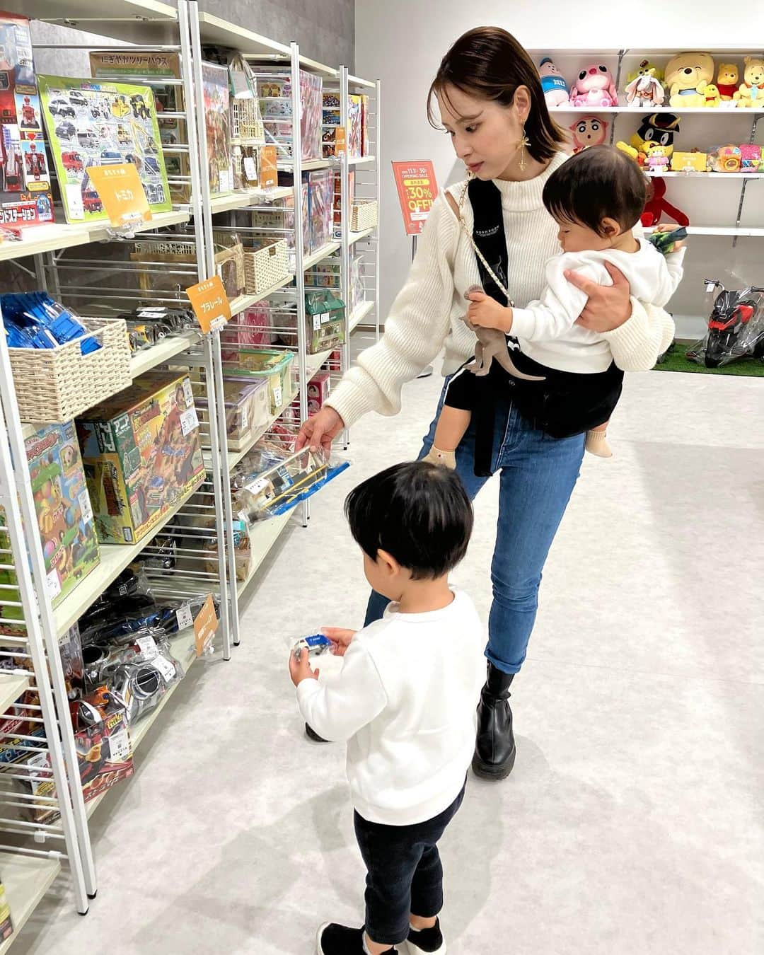 ハミ さんのインスタグラム写真 - (ハミ Instagram)「👶🏻👦🏻を連れてお出かけ🌷  11月1日に古川橋店が オープンする @fukuchan_reuste に一足早くお邪魔させていただきました🌼*･  おもちゃやバギー、チャイルドシートや洋服の 状態の良いリユースアイテムがたくさん😆  2人乗りバギーもあったよ◎  1g1円の量り売りコーナーもあって、ここで恐竜×2とトーマスのおもちゃを買ったんだけどなんと251円だった😂 （購入アイテムは1番最後に載せてるのでスワイプしてね🦖💕）  靴を脱いで遊べるキッズスペースもあったから、 お買い物してから遊んでもいいし、 ここでパパに見ててもらってママは身軽にお買い物〜♪もいいよね😚  場所は古川橋駅目の前のイオンの中だからアクセスもいいし、 お買い物して遊んだらフードコートへ✊🏻✨ の楽ちんコースでいけるやつ🤗  とってもおすすめです💕  #PR#リユスタ#リユスタといっしょ#年子兄弟#1歳#2歳」10月31日 18時17分 - hami0519