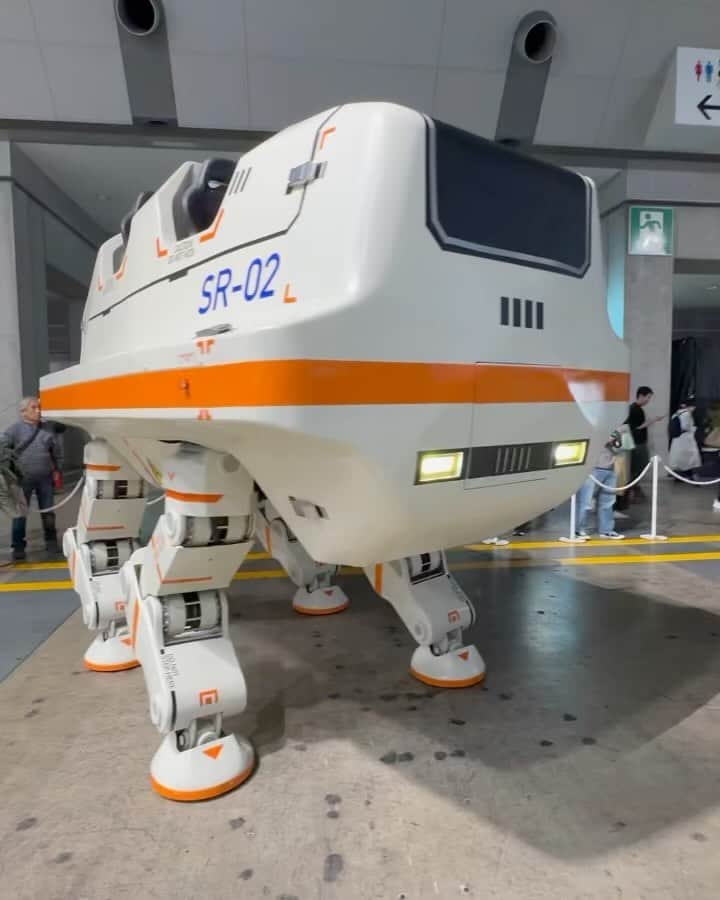 天神英貴のインスタグラム：「京モビリティショー 本日もSR-02は元気に歩いてます。 超新地旋回中  東京ビックサイト西館1F フューチャーゾーンにて展示中です。 #三精テクノロジーズ #Vsido #hidetakatenjin #sanseitechnologies #sr02 #watauyoshizaki」