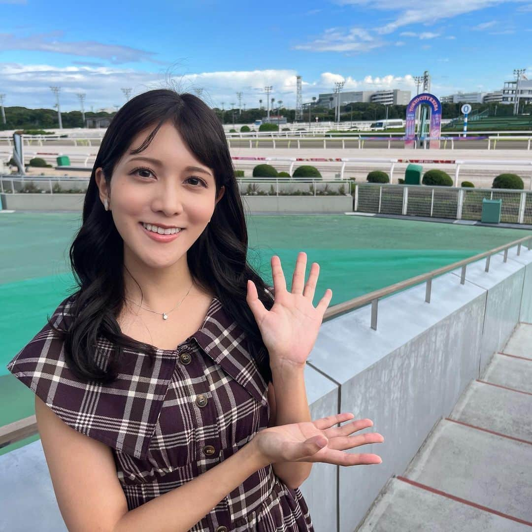 石川彩夏のインスタグラム：「🏇お知らせです🏇 ① 「ウマきゅんに乗る！？TCK重賞予想キャンペーン」ハイセイコー記念を担当させて頂きました🙇‍♀️!! 応募締切は本日✨️20:05✨️まで！詳しくはTCK公式Xをご覧下さい☺️  ② TCK公式LINE「JBC競走イチオシ馬情報」JBCレディスクラシックを担当頂きました🙇‍♀️!! 私のイチオシ馬情報は✨️明日✨️配信です🐴 お仕事終わりや休憩時間などに、読んで下さると嬉しいです😌 TCK公式LINE友達登録はこちらから↓ https://lin.ee/u9PE8eE  東京シティ競馬、新しい砂を背景に📷♪」