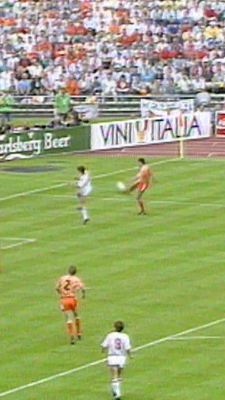 サッカー オランダ代表チームのインスタグラム：「Wishing a happy birthday to 𝑶𝒓𝒂𝒏𝒋𝒆 legend Marco van Basten! 🇳🇱  The best EURO goal ever? 😏⚽  #EURO2024」