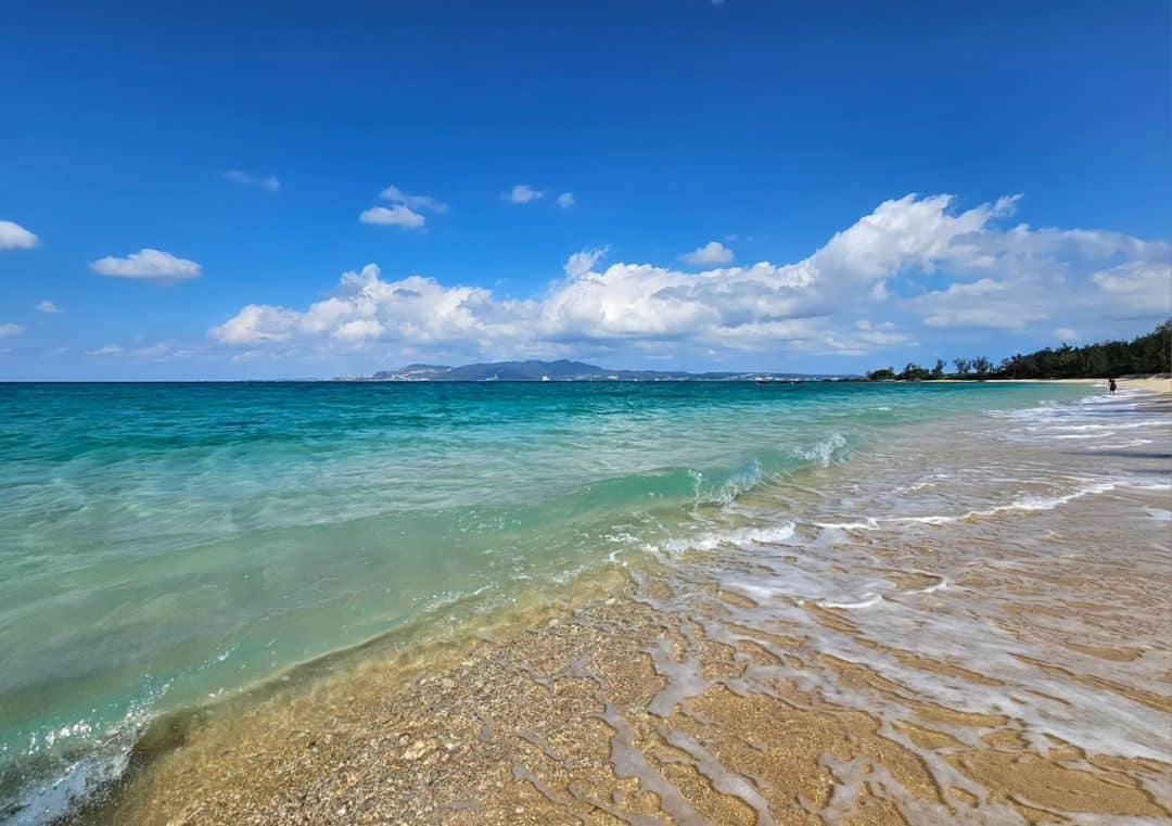 Shihoのインスタグラム：「ずっと眺めていられる  #blue #ocean #sea #sky #likesummer #beach #海 #朝活 #earthing #アーシング #beautiful #singerslife」