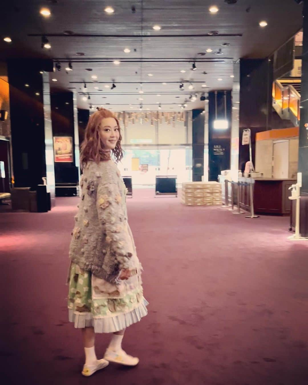 観月ありさのインスタグラム：「遂に帝劇残り1公演..😭 なんだか寂しい思いもありますが、最後までカンパニー全員で東京公演をしっかり締めくくります🥹！  千穐楽、行ってきます👋🏻  #ミュージカル #チャーリーとチョコレート工場 #チャリチョコ #帝国劇場 #堂本光一 さん #森公美子 さん #鈴木ほのか さん #芋洗坂係長 さん #岸祐二 さん #彩吹真央 さん #小堺一機 さん #小野桜介 くん #チョウシ くん #涌澤昊生 くん #観月ありさ  #密かに #残り公演カウントダウン」