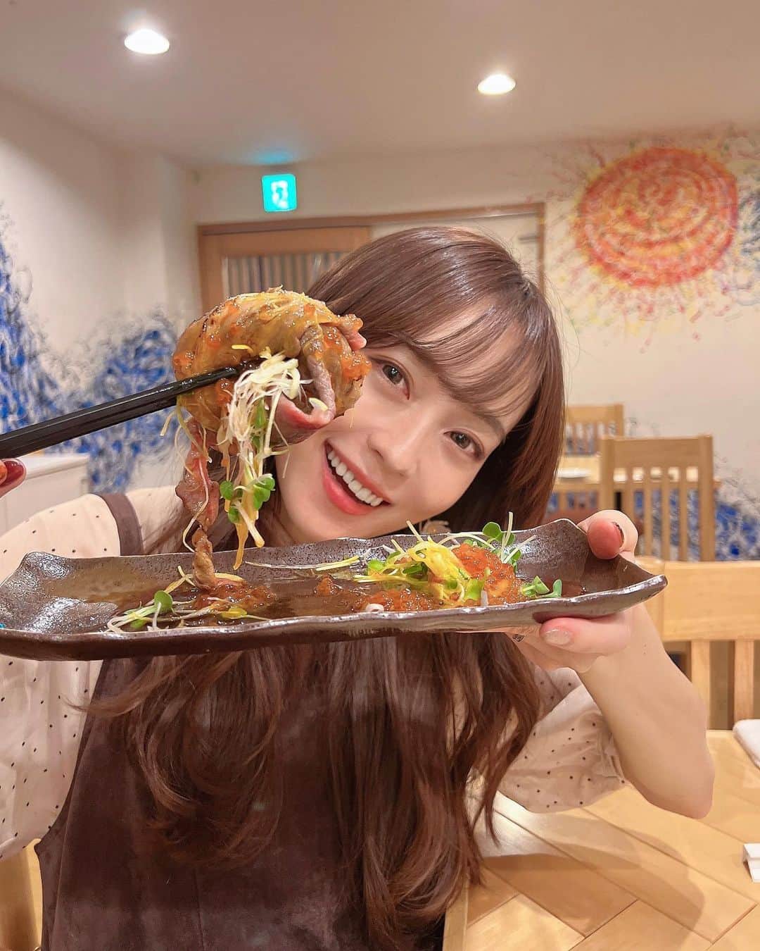 みき みーやんさんのインスタグラム写真 - (みき みーやんInstagram)「お出汁がきいてて美味しい🥺💕 . 神戸三宮駅から徒歩３分くらいのところにある 和ごころ食職🥢 @wagokoro_shoku_shoku  . 店内は、しぶきアートで彩られた空間で 一瞬美術館に来たような感覚に😳❤ . 素敵な空間の中、 出されるお料理はどれも繊細でおいしいんだけど 特にだし巻き卵やにゅうめんなんかはほんと最高🥺💕 お出汁がきいてるのよねぇ🥺 . . お酒の種類も豊富だから ちょびちょび飲みながらつまめるアテもあるし がっつりメニューまで幅広いから いろんな場面で使えそう💕 . お店は１７時からだけど ランチ食べたいなーお昼から女子会したいなぁ っていうわがままもOKらしいので お店に問い合わせてみてね😍 （営業時間変えてくれるってすごいよね笑） . . ここに行ったらだし巻きとにゅうめんは 必ず頼んでー🤤🥚 . #PR#食職#和ごころ食職#神戸#神戸グルメ#神戸ディナー#神戸和食#和食デート#神戸女子会#三ノ宮#三ノ宮ディナー#三ノ宮グルメ#日本酒好き#お酒好き#三ノ宮居酒屋#和食好き#神戸観光#神戸デート#神戸旅行#神戸居酒屋#和食#割烹料理#三ノ宮和食#女子会ランチ#フリーモデル#グルメ女子#japanesegourmet#Japanesefood #washoku」10月31日 18時12分 - mi_yan0101