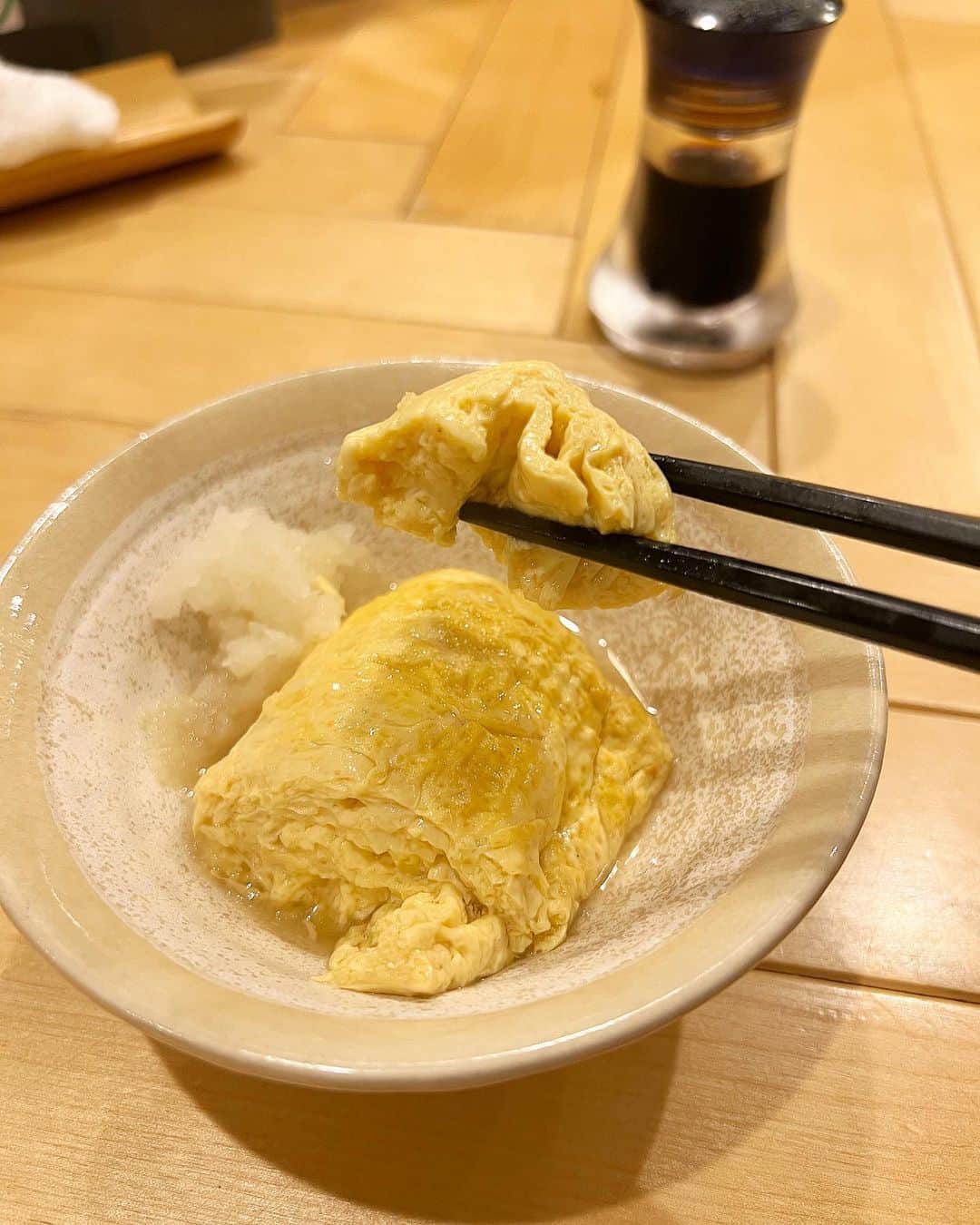 みき みーやんさんのインスタグラム写真 - (みき みーやんInstagram)「お出汁がきいてて美味しい🥺💕 . 神戸三宮駅から徒歩３分くらいのところにある 和ごころ食職🥢 @wagokoro_shoku_shoku  . 店内は、しぶきアートで彩られた空間で 一瞬美術館に来たような感覚に😳❤ . 素敵な空間の中、 出されるお料理はどれも繊細でおいしいんだけど 特にだし巻き卵やにゅうめんなんかはほんと最高🥺💕 お出汁がきいてるのよねぇ🥺 . . お酒の種類も豊富だから ちょびちょび飲みながらつまめるアテもあるし がっつりメニューまで幅広いから いろんな場面で使えそう💕 . お店は１７時からだけど ランチ食べたいなーお昼から女子会したいなぁ っていうわがままもOKらしいので お店に問い合わせてみてね😍 （営業時間変えてくれるってすごいよね笑） . . ここに行ったらだし巻きとにゅうめんは 必ず頼んでー🤤🥚 . #PR#食職#和ごころ食職#神戸#神戸グルメ#神戸ディナー#神戸和食#和食デート#神戸女子会#三ノ宮#三ノ宮ディナー#三ノ宮グルメ#日本酒好き#お酒好き#三ノ宮居酒屋#和食好き#神戸観光#神戸デート#神戸旅行#神戸居酒屋#和食#割烹料理#三ノ宮和食#女子会ランチ#フリーモデル#グルメ女子#japanesegourmet#Japanesefood #washoku」10月31日 18時12分 - mi_yan0101