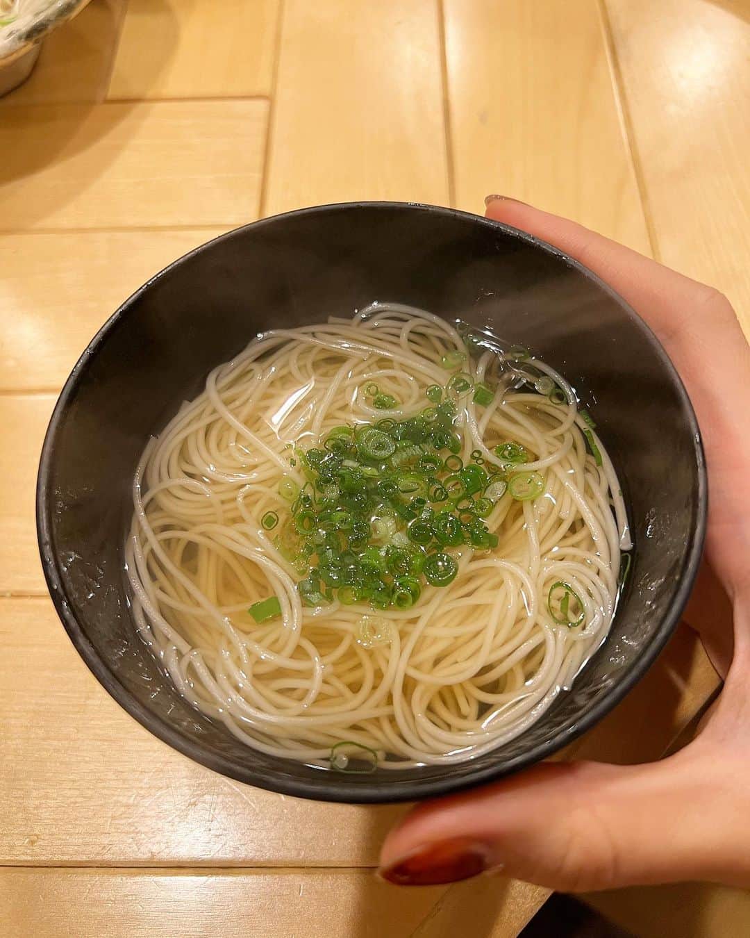 みき みーやんさんのインスタグラム写真 - (みき みーやんInstagram)「お出汁がきいてて美味しい🥺💕 . 神戸三宮駅から徒歩３分くらいのところにある 和ごころ食職🥢 @wagokoro_shoku_shoku  . 店内は、しぶきアートで彩られた空間で 一瞬美術館に来たような感覚に😳❤ . 素敵な空間の中、 出されるお料理はどれも繊細でおいしいんだけど 特にだし巻き卵やにゅうめんなんかはほんと最高🥺💕 お出汁がきいてるのよねぇ🥺 . . お酒の種類も豊富だから ちょびちょび飲みながらつまめるアテもあるし がっつりメニューまで幅広いから いろんな場面で使えそう💕 . お店は１７時からだけど ランチ食べたいなーお昼から女子会したいなぁ っていうわがままもOKらしいので お店に問い合わせてみてね😍 （営業時間変えてくれるってすごいよね笑） . . ここに行ったらだし巻きとにゅうめんは 必ず頼んでー🤤🥚 . #PR#食職#和ごころ食職#神戸#神戸グルメ#神戸ディナー#神戸和食#和食デート#神戸女子会#三ノ宮#三ノ宮ディナー#三ノ宮グルメ#日本酒好き#お酒好き#三ノ宮居酒屋#和食好き#神戸観光#神戸デート#神戸旅行#神戸居酒屋#和食#割烹料理#三ノ宮和食#女子会ランチ#フリーモデル#グルメ女子#japanesegourmet#Japanesefood #washoku」10月31日 18時12分 - mi_yan0101