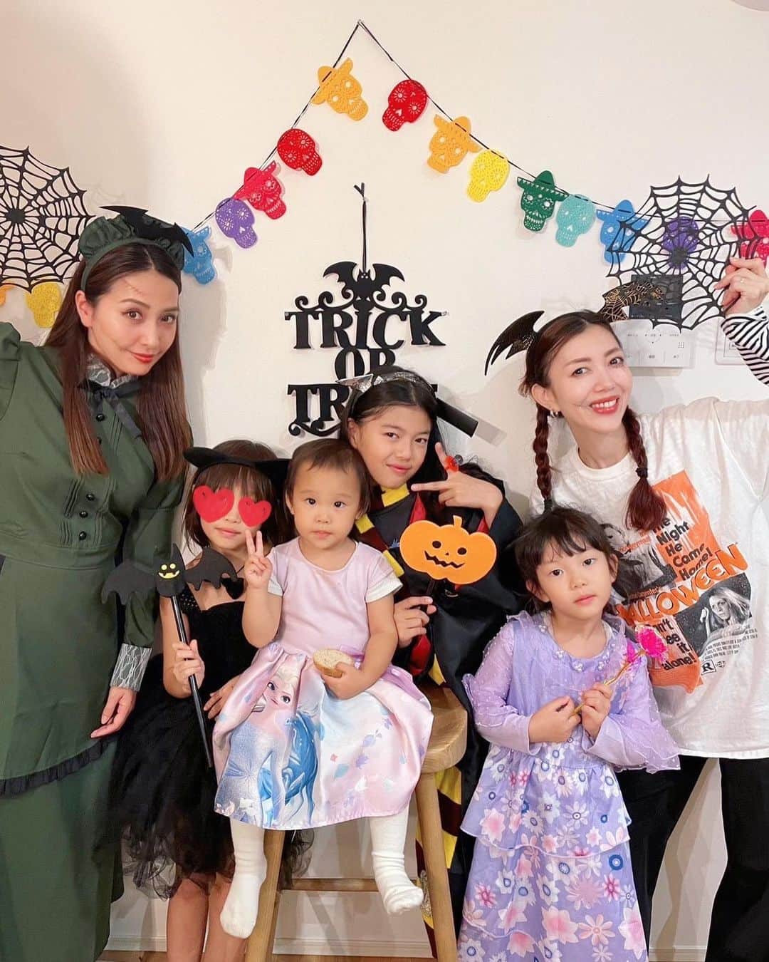 水野佑香さんのインスタグラム写真 - (水野佑香Instagram)「・ 🎃happy Halloween🎃 今年も恒例のなかよしfamilyと！  前日に飾り付けして翌日に片付ける バタバタのHalloweenでした！  パーティーの翌日が つーちゃんの3歳のお誕生日当日🎂  アイスケーキで一緒にお祝いしました❤️  @kioi_akiyama   10月は大好きな親友と子供達の 誕生日月で週末の予定が埋まるー！  #happyhalloween  #ハロウィン  #おうちハロウィン  #おうちハロウィンパーティー  #ハロウィンごはん  #子供達大喜び  #メイド服」10月31日 18時12分 - mizuno_yuka