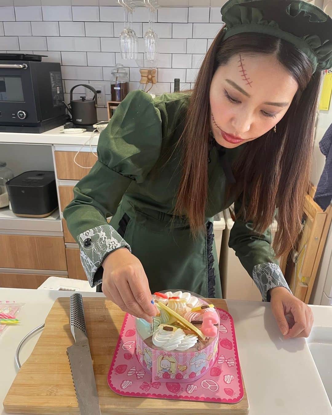 水野佑香さんのインスタグラム写真 - (水野佑香Instagram)「・ 🎃happy Halloween🎃 今年も恒例のなかよしfamilyと！  前日に飾り付けして翌日に片付ける バタバタのHalloweenでした！  パーティーの翌日が つーちゃんの3歳のお誕生日当日🎂  アイスケーキで一緒にお祝いしました❤️  @kioi_akiyama   10月は大好きな親友と子供達の 誕生日月で週末の予定が埋まるー！  #happyhalloween  #ハロウィン  #おうちハロウィン  #おうちハロウィンパーティー  #ハロウィンごはん  #子供達大喜び  #メイド服」10月31日 18時12分 - mizuno_yuka