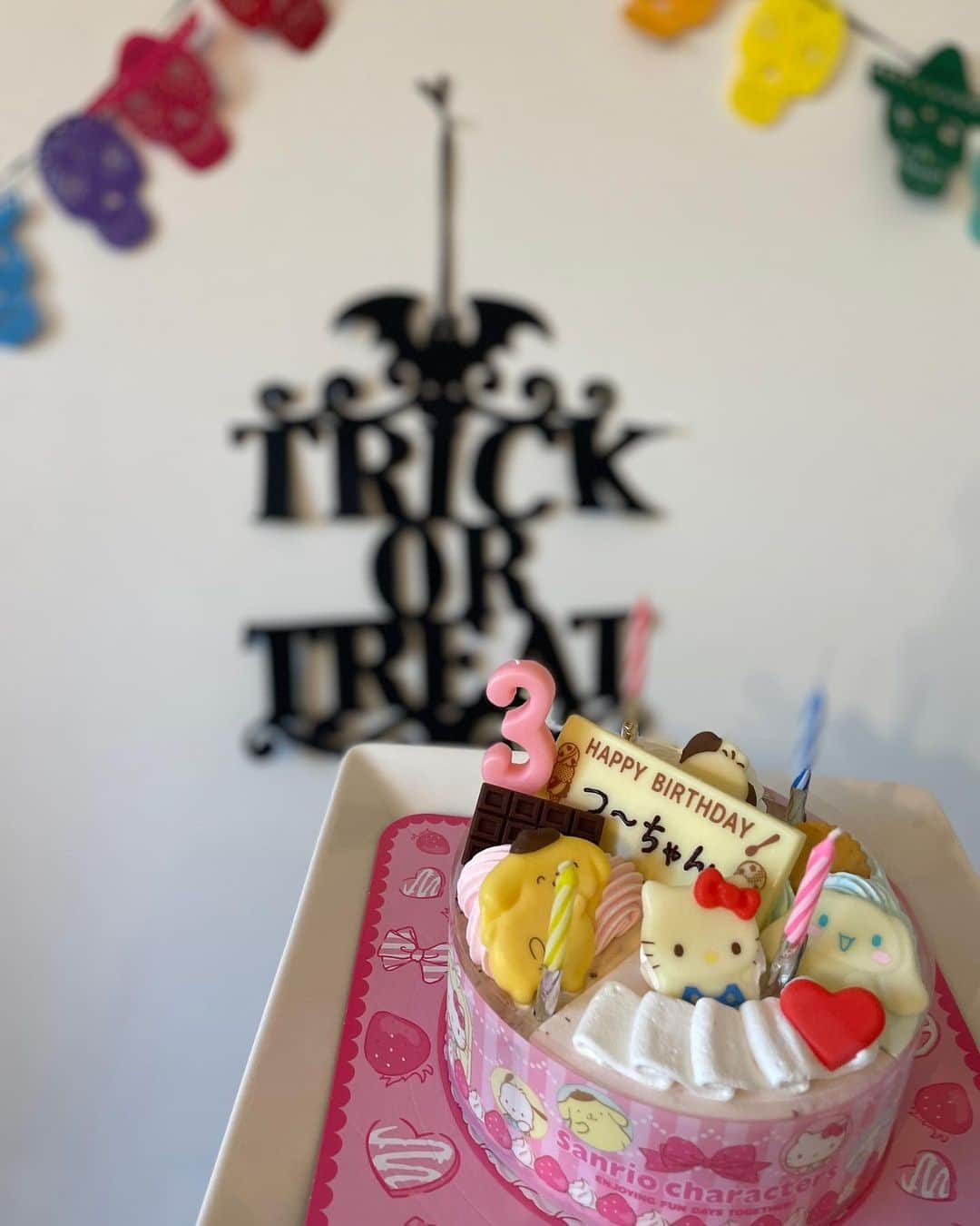 水野佑香さんのインスタグラム写真 - (水野佑香Instagram)「・ 🎃happy Halloween🎃 今年も恒例のなかよしfamilyと！  前日に飾り付けして翌日に片付ける バタバタのHalloweenでした！  パーティーの翌日が つーちゃんの3歳のお誕生日当日🎂  アイスケーキで一緒にお祝いしました❤️  @kioi_akiyama   10月は大好きな親友と子供達の 誕生日月で週末の予定が埋まるー！  #happyhalloween  #ハロウィン  #おうちハロウィン  #おうちハロウィンパーティー  #ハロウィンごはん  #子供達大喜び  #メイド服」10月31日 18時12分 - mizuno_yuka