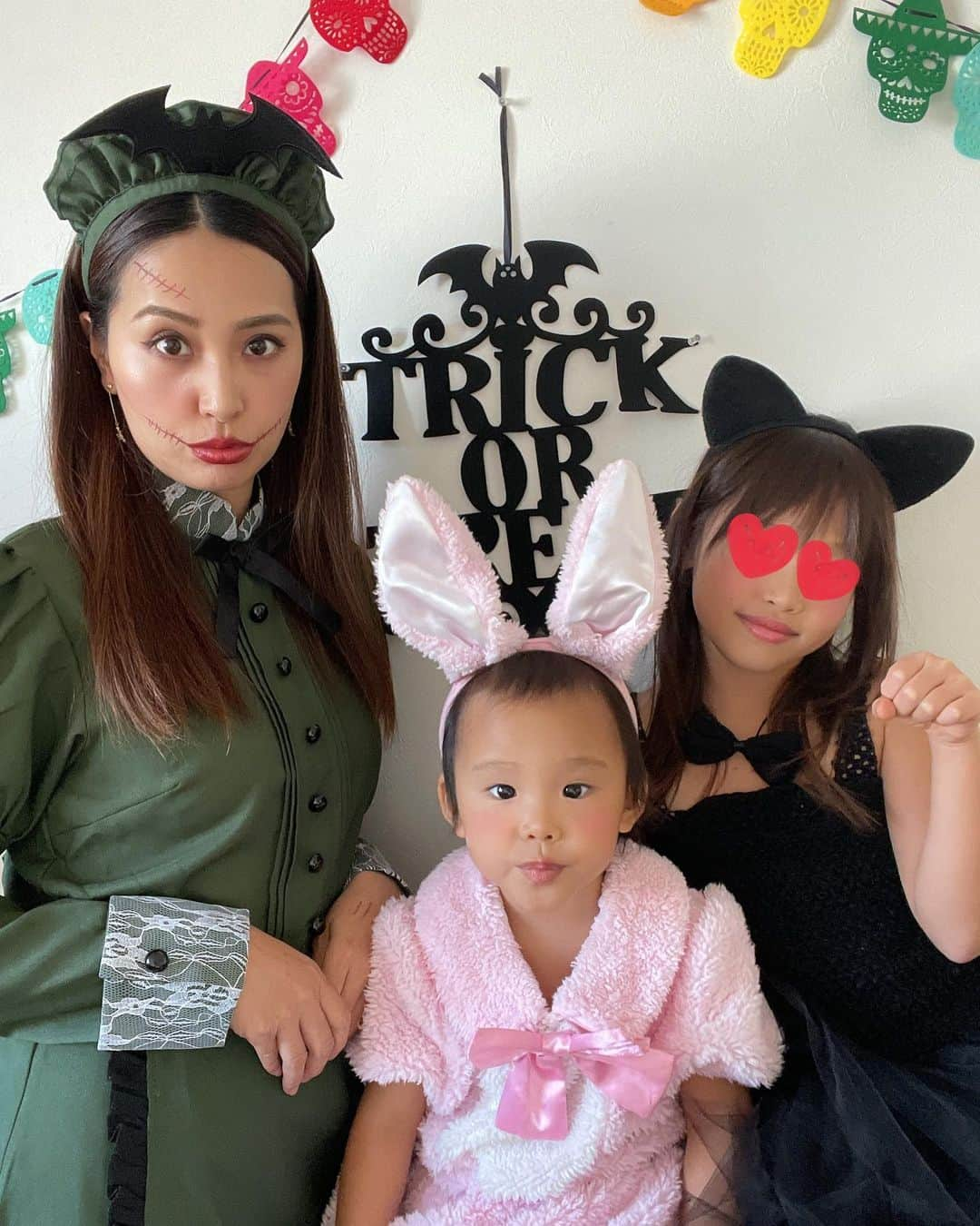 水野佑香のインスタグラム：「・ 🎃happy Halloween🎃 今年も恒例のなかよしfamilyと！  前日に飾り付けして翌日に片付ける バタバタのHalloweenでした！  パーティーの翌日が つーちゃんの3歳のお誕生日当日🎂  アイスケーキで一緒にお祝いしました❤️  @kioi_akiyama   10月は大好きな親友と子供達の 誕生日月で週末の予定が埋まるー！  #happyhalloween  #ハロウィン  #おうちハロウィン  #おうちハロウィンパーティー  #ハロウィンごはん  #子供達大喜び  #メイド服」