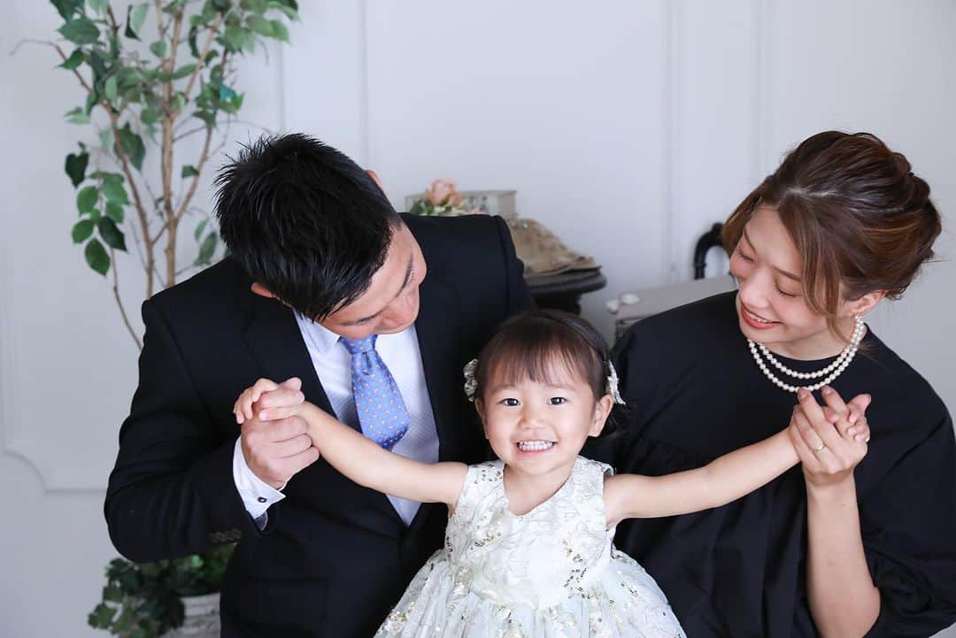 中嶋真緒さんのインスタグラム写真 - (中嶋真緒Instagram)「⁡ 3回目の結婚記念日❊ ⁡ 付き合ってから今日まで変わらず優しくて 家族思いで風邪をひかなくて体力があって 肌が綺麗で目が茶色くて笑い皺が可愛くて 足が短くて親指マンみたいで。 よく食べてお酒もタバコも吸わないしオムツも 率先して替えてくれる良いパパで バイク命の優太くんが大好き♡ ⁡ 来年には家族も増えてより楽しいIKEGAYA家に なる予定🗓️ 4年目もよろしくお願いします♡」10月31日 18時13分 - mao.nkjm