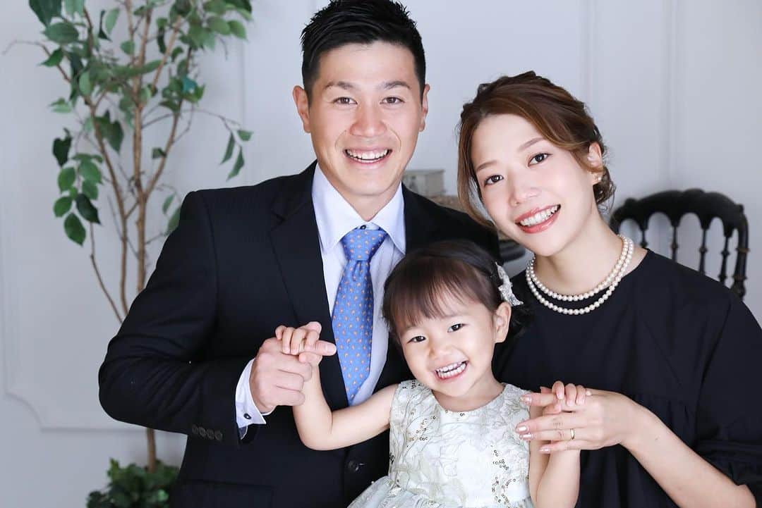 中嶋真緒のインスタグラム：「⁡ 3回目の結婚記念日❊ ⁡ 付き合ってから今日まで変わらず優しくて 家族思いで風邪をひかなくて体力があって 肌が綺麗で目が茶色くて笑い皺が可愛くて 足が短くて親指マンみたいで。 よく食べてお酒もタバコも吸わないしオムツも 率先して替えてくれる良いパパで バイク命の優太くんが大好き♡ ⁡ 来年には家族も増えてより楽しいIKEGAYA家に なる予定🗓️ 4年目もよろしくお願いします♡」