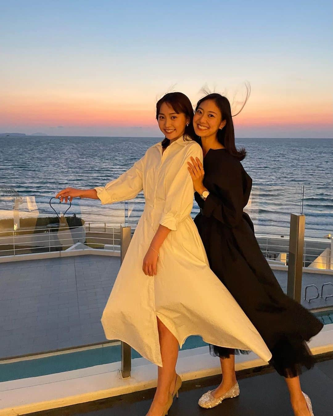 尾花貴絵のインスタグラム：「🌅 . 素敵なサンセットをバックに‥📸✌︎  お気に入りショット♡♡♡ with @runa_kuranaka  . . #sunset #niceview #fukuoka #福岡 #宗像 #夕陽 #サンセット」