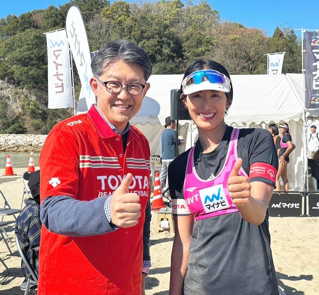 橋本涼加のインスタグラム：「.  松山大会にはなんと、 所属先であるトヨタ自動車の佐藤恒治社長が 現地に応援に来て下さいました。  とても物腰が柔らかで、 気さくに話しかけていただき嬉しかったです🙏  松山大会の特別な思い出になりました。 佐藤社長、ご多忙のところお時間を作っていただき 本当にありがとうございました😊  #toyota #beachvolleyball #トヨタ」