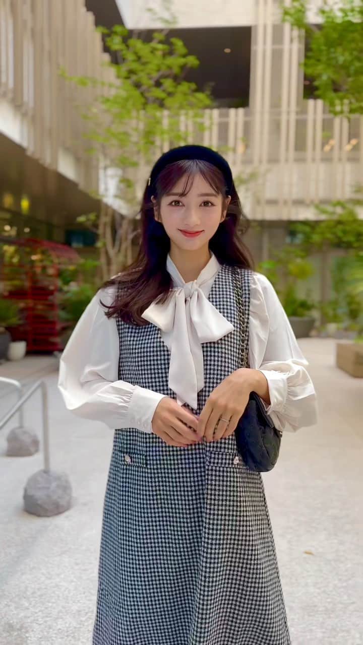 加藤瑠美のインスタグラム：「娘と母とお出掛け👧🏻👩🏻 娘お花大好きで可愛すぎる💐 最近は娘に選んでもらったお花をお家に飾っています🌷  ちなみに私のお洋服は @alotta_official のもの🩶 可愛いが好きな大人女性のためのブランドなの🎼 今の私にぴったりすぎる！ プチプラアイテムも多いからぜひ見てみてね😗🤍🤍🤍 11月30日まで使えるクーポンコード「IA057」でなんと10％OFFになります🔈  #PR #alotta #ママコーデ #ママファッション #東京ママ #プチプラ #alottaコーデ #大人フェミニンコーデ」