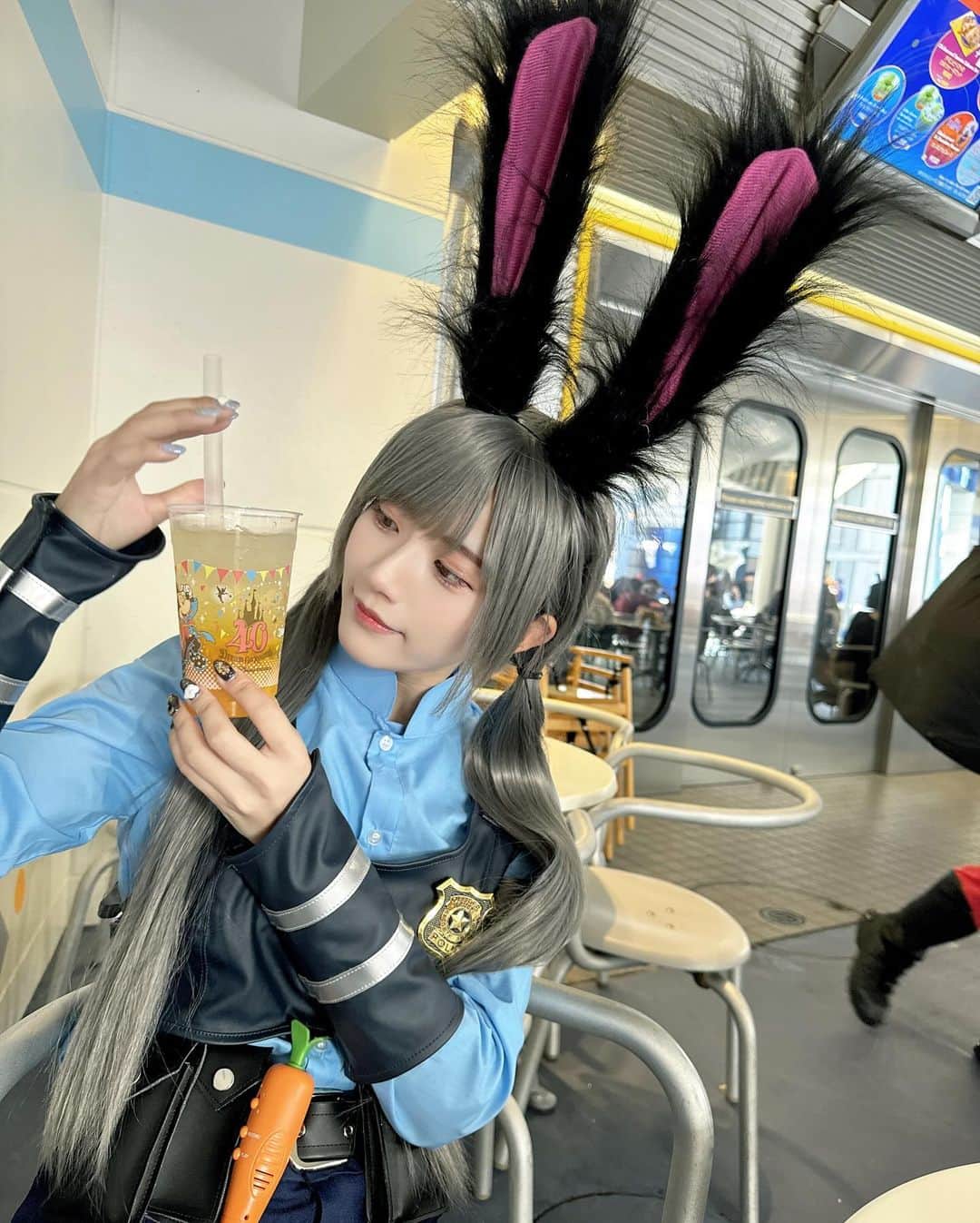 山田麻莉奈のインスタグラム：「. 𓂃 𝕙𝕒𝕡𝕡𝕪  𝕙𝕒𝕝𝕝𝕠𝕨𝕖𝕖𝕟‪ 𓂃 tiktokには先に載せてたけど今年はズートピアのジュディ🐇 ずっとやりたかったの🎃 毎年ハロウィン期間はディズニー行ってるけど ウィッグまでして行ったの初めてだった！ ハロウィン最高だ〜〜  #ディズニー #ディズニーランド #dハロ #dハロ仮装 #ハロウィン #コスプレ #ズートピア #ジュディ #ズートピアコスプレ  #disney #disneyland #cosplay #halloween」