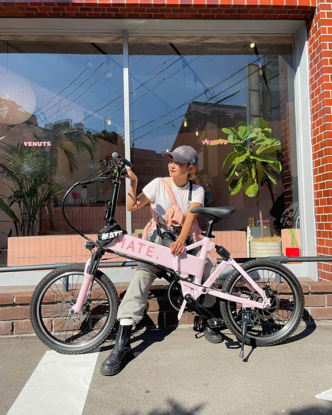 中島潮里さんのインスタグラム写真 - (中島潮里Instagram)「@matebikejapan でおでかけ！ 今の時期はサイクリング心地よい〜🚲♡ 河川敷行ったの青春みたいに🤣🤣🤣  . . #mate#電動自転車#メイトバイク#メイトバイクジャパン#電動アシスト自転車#matebike#matebikejapan」10月31日 18時18分 - whyte_shiori