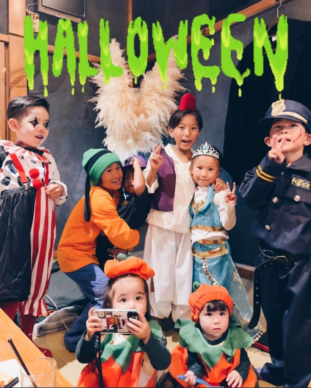 高橋菜摘のインスタグラム：「🎃 Halloween weeeek!!! 幼稚園でも学校でもお家でお外で、毎日がハロウィン👻 10枚目、メイク落とし中❤️ww なかなか好きだな、この光景見る事ないから😂  あー楽しかった💜 独身の頃毎年沢山仮装してお腹いっぱいだったけど ガチメイクの友達を見てまた再熱しそうな予感です🔥 子供もやるなら大人もやらなきゃね。 てなわけで Halloween2023 これにて終了🧡また来年〜👋　  そしてMinami's happy birthday✨ 奇跡的に当日に祝えてhappy🙏　 @michan_s お邪魔しました💋  #halloween #halloweencostume  #happyhalloween #costume #🎃 #ハロウィン #ハロウィン仮装 #仮装 #ハロウィンコスプレ #パーティー」