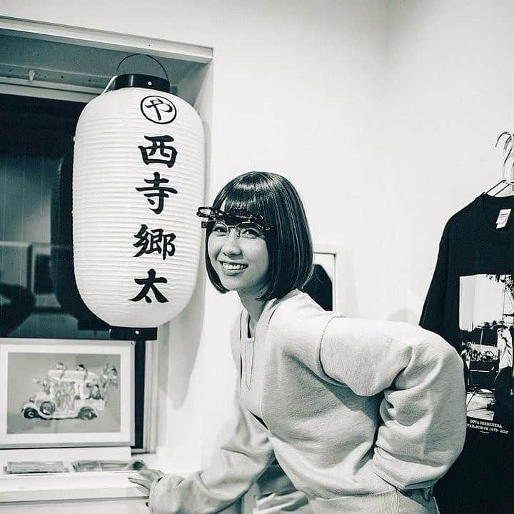 西寺郷太のインスタグラム：「元バニラビーンズのレナちゃん @vb_rena913 が #西寺郷太史料展 に遊びに来てくれたので、 @heads.tokyo @mr_casanova_eyewear @gota_nonareeves アイウェアメーカー「Mr.CASANOVA」 @thesessions_ngy と、渡辺俊美さんのHEADS、そして西寺郷太50歳記念トリプル・コラボレーションの跳ね上げ式メガネ、サングラス 「CYBORG」のモデルになってもらいました^_^。  @kit_gallery に４種類（黒とベッコウでサングラスとメガネタイプのレンズ）サンプルがあるのでぜひお試しを。目が悪くなった女性にもおすすめです！ 今日も20時まで在廊してます^_^。  西寺郷太 50歳記念 「50TAMaRCHIVE （ゴータマァーカイヴ）1973-2023 史料展」」