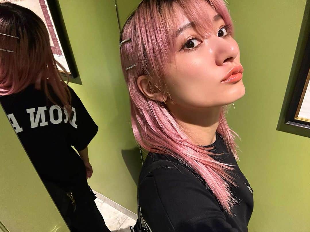 中川友里のインスタグラム：「pink hairがお気に入り💓🌸🐶 次は何色にしようかなあ..💡  @dr_junri 先生のところで歯のホワイトニングして A2から0.5まで白くなった🤍  コーヒー☕️をよく飲むので、着色が少しずつ気になっていたので、 綺麗になってとっても嬉しい🥹✨  こここクリニックでは削らないセラミック治療/ラミネートベニア治療があって  友達もここでラミネートで綺麗にしてて🤩 削らないでいいならやりたいなあ🐶💡  歯が白いだけで印象全然変わるよね💡✨ これからも大切にケアしていきたいと思います🤍🦷  🦷 @xclinic_ginza 👨‍⚕️ @dr_junri  #口の中見せるってなかなか恥ずかしい #右上2番が傾いてるのでベニヤするか迷う #エックスクリニック #xclinic #xclinic銀座」