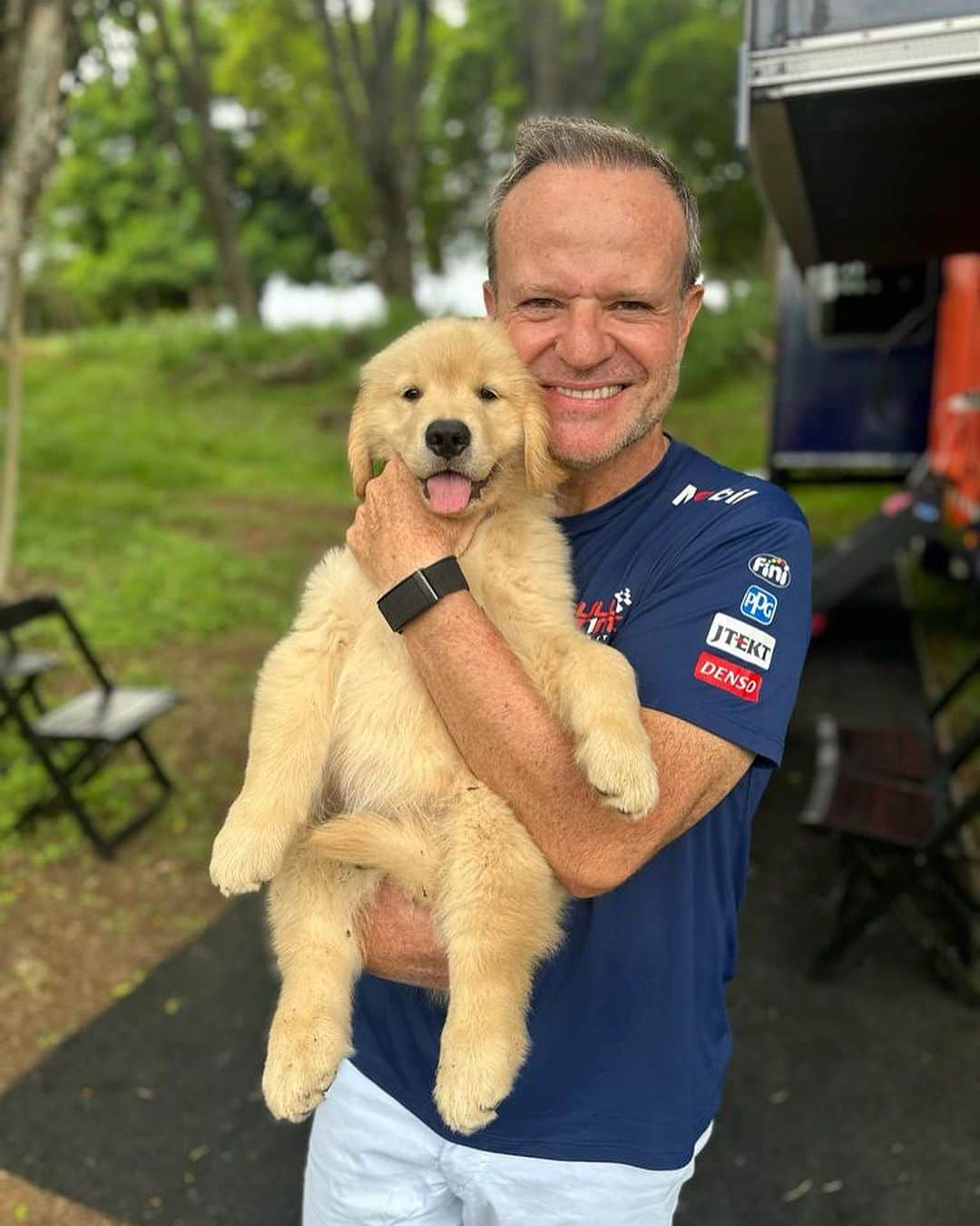 ルーベンス・バリチェロのインスタグラム：「Bom dia galeraaa… bora apresentar pra vcs o ENZO (Ferrari- Barrichello)… uma figura e bem arteiro . Skippy precisava de um irmao, assim como foi com o Jimmy e o Indy… seja bem vindo seu figura🐻❤️… obrigado @goldentriangulo ele realmente é d+」