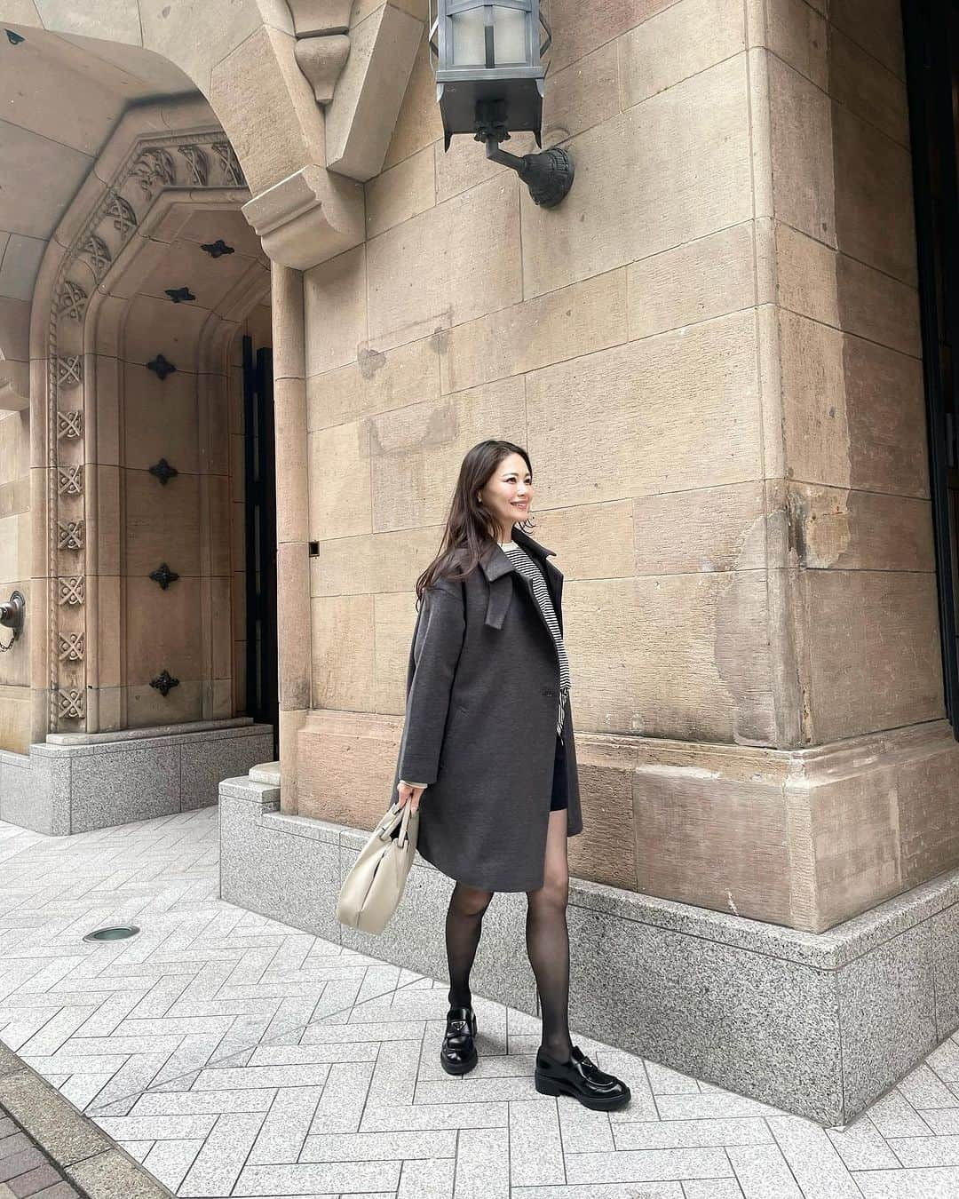 chinatsu614さんのインスタグラム写真 - (chinatsu614Instagram)「Shades of gray. #ootd #elura #giannichiarini #yenn #ronherman #prada ・ ・ ・  ちょっぴり肌寒かったので 薄手のコートを☺︎  この秋冬はグレーばっかり笑  ・ ・ ・  #大人の悩みに効くコーデ #elura2023aw #PR」10月31日 18時21分 - chinatsu614