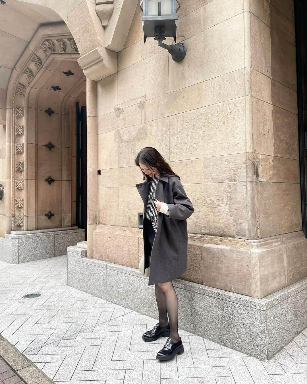 chinatsu614さんのインスタグラム写真 - (chinatsu614Instagram)「Shades of gray. #ootd #elura #giannichiarini #yenn #ronherman #prada ・ ・ ・  ちょっぴり肌寒かったので 薄手のコートを☺︎  この秋冬はグレーばっかり笑  ・ ・ ・  #大人の悩みに効くコーデ #elura2023aw #PR」10月31日 18時21分 - chinatsu614