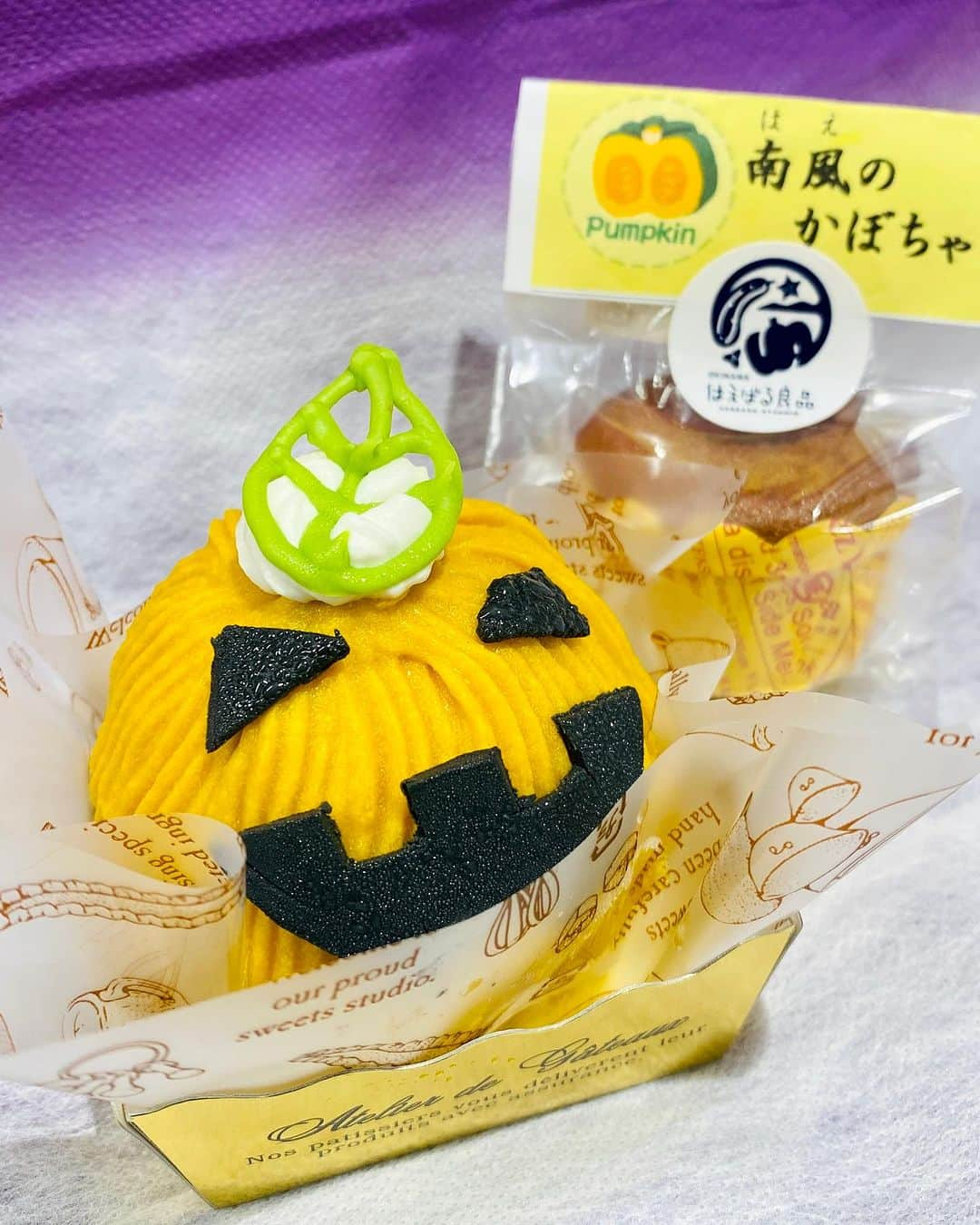 おきなわLikesのインスタグラム：「🎃HAPPY HALLOWEEN👻 ⁡ 今日は10月31日！ ハロウィンといえばかぼちゃ🎃 かぼちゃといえば沖縄県は南風原町🧡 ⁡ ハロウィンに仮装パーティーじゃなくて かぼちゃパーティーするくらい好きなので😂 今日は南風原町産のかぼちゃを味わえる 南風原のお店を巡ってきました〜🧡🧡🧡 ⁡ 南風原町のイメージキャラクター“はえるん“は かぼちゃの妖精なんですよ🤭💗 ⁡ ⁡ 📍ケーキのお店Duo  @patisserie_duo ⁡ 南風原町地域ブランド認定商品「はえばる良品」に認定された南風原のかぼちゃを使ったスイーツがたくさん🧁💗 ⁡ 津嘉山ロール🧡エクレア🧡シフォンケーキ🧡 焼き菓子のカップケーキやクッキーも🍪 ハロウィン期間限定でかぼちゃプリンもありましたよ🍮🎃 ⁡ ⁡ 📍はんどinはんど　@hand_in_hand.oki  ハンディキャップを持った人たちが 心をこめて一つ一つ手作りしてくれている 「ふぇーばるかぼちゃクッキー」 ⁡ 小さなお子様にも安心して食べてもらえるように、 卵や牛乳を使わず自然の味を生かしたクッキーなんです🍪 ⁡ はんどinはんどでも直接購入できますが、 ファーマーズマーケット南風原くがに市場でも 取り扱っていたので、気軽に購入できます💗 ⁡ クッキー以外にも気になる製品があったので、 またゆっくりご紹介出来たらいいなぁと思ってます😊 ⁡ ⁡ 📍レストランしぐれ ⁡ 南風原町のかぼちゃを練り込んだオリジナル麺 「南風原かぼちゃ黄金そば」が味わえます！ 沖縄そばには珍しく、かぼちゃの天ぷらが乗っていて 甘いかぼちゃがとっても美味しかったです💗 ⁡ ⁡ 南風原町のかぼちゃ自体は2,3月頃に ファーマーズマーケットに並ぶみたいです😋 ⁡ ますますかぼちゃが美味しい季節🍂 ぜひ南風原町まで少し足を伸ばして、 美味しい秋を楽しんでみてはいかがですか？🧡 ⁡ ✜ 𖣯 ✜ 𖣯 ✜ 𖣯 ✜ 𖣯 ✜ 𖣯 ✜ 𖣯 ✜ 𖣯 ✜ 𖣯 ✜ ⁡ 沖縄のこと、「ちょっと好き」から「もっと好き」に。 ⁡ フォローしてね🌺 @okinawa_likes ⁡ ✜ 𖣯 ✜ 𖣯 ✜ 𖣯 ✜ 𖣯 ✜ 𖣯 ✜ 𖣯 ✜ 𖣯 ✜ 𖣯 ✜ #おきなわLikes #沖縄 #沖縄観光 #沖縄旅行 #沖縄好きな人と繋がりたい #okinawa #かぼちゃ #かぼちゃスイーツ スイーツ #パンプキン #ハロウィン #ハロウィンスイーツ #秋スイーツ」