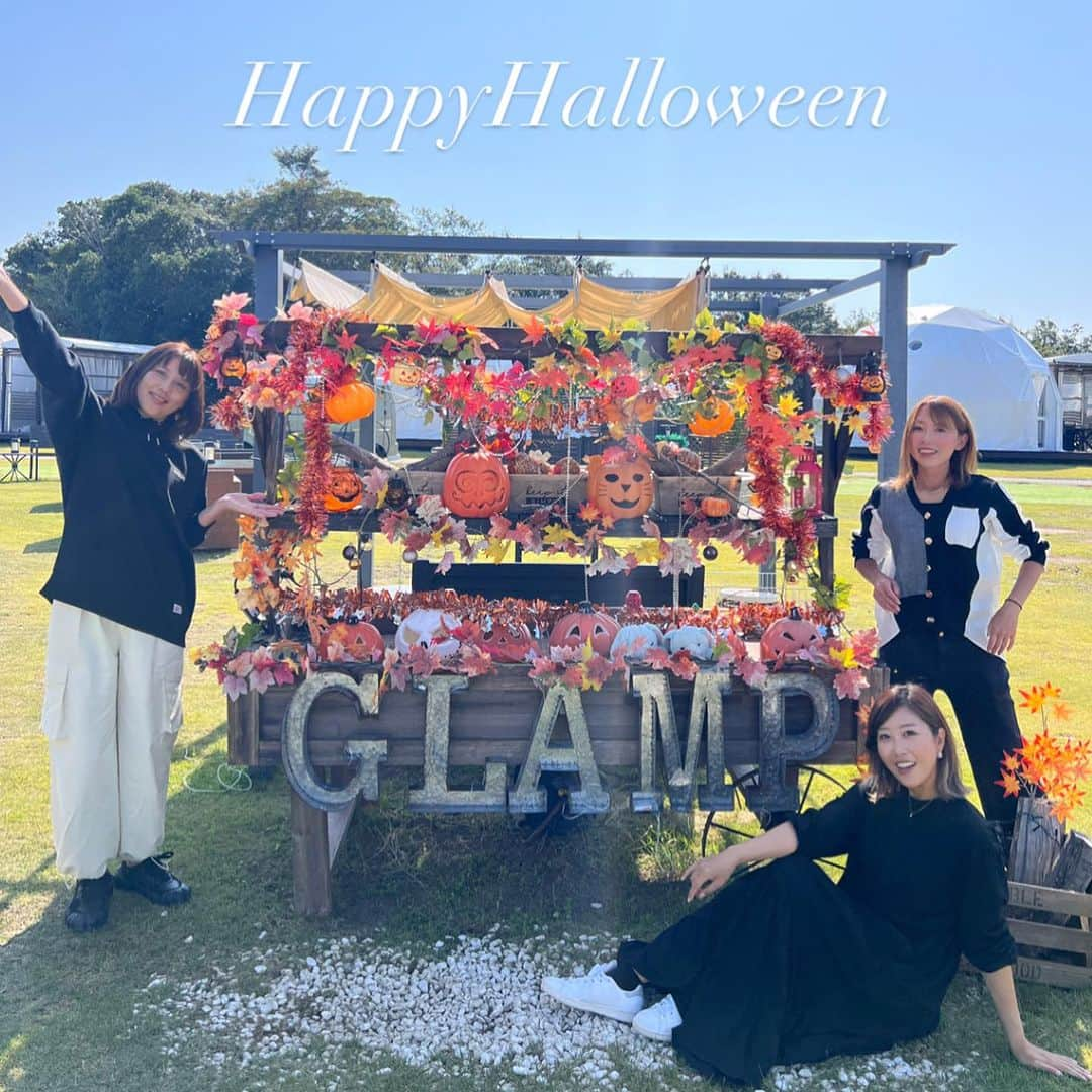 蒼井さやのインスタグラム：「🎃HappyHalloween🎃 先日、久しぶりのグランドーム伊勢賢島 @glampdome_isekashikojima  にお邪魔してきました☺️✨️ 10月の下旬にも関わらずポカポカ陽気で、過ごしやすい気温でなんともグランピング日和な1日でした☀️ ・ ・ ・ この日はティップランエギングに行ってからグランドームに到着！すぐに夕食の準備をしてもらって野外BBQ開始😋🍖🔥 いつもながらの豪華な食材に、とりあえず写真撮るよね～w ひとしきり撮ったらあとは、焼く！焼く！焼く！！ お肉も野菜も、アヒージョも海鮮も、お鍋で炊くご飯も！！ もう全てが美味しい😍😍😍 外で食べることも、アマゾン姉妹➕お父さん(中村さん)と一緒に食べることもこれまた美味しいエッセンスになりました😋✨️ ・ ・ ・ BBQが終わったら外の焚き火でしっぽり語り合う🔥 どころか、何故かセクシー＆イケメンポーズ対決になり…盛り上がるww (その写真だけで100枚くらいあるので厳選してまた後日UPしますw) 食後にアイスクリームブュッフェでアイス食べ放題🍦を満喫し、中村さんが帰宅された後は3人でピロートーク♥️ 寝る寸前まで爆笑な1日でした🤣🤣🤣 年齢はみんなバラバラだけど、何故か気の合う最高に楽しい友達。 大好きな人たちに出会わせてくれたグレアマ(@great.amazon.rally )に改めて感謝ですね☺️✨️ ・ ・ ・ 【グランドーム伊勢賢島】 @glampdome_isekashikojima   〒517-0502　三重県志摩市阿児町神明863-4 TEL▶︎0800-200-5133 ・ ・ ・  #グランドーム伊勢賢島  グランドーム  #グランピング  #三重県観光  #三重県グランピング  #旅行  #旅女  #tripgirl  #旅スタグラム」