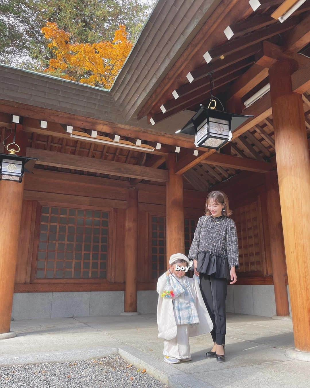 木村愛里さんのインスタグラム写真 - (木村愛里Instagram)「⋆ 先日、息子の七五三のお参りに⛩️🙏  色々あって日にち変更をしたのですが ぶじに大安の晴れの日に行けて良かった🥹 ㅤㅤㅤㅤㅤㅤㅤㅤㅤㅤㅤㅤㅤ  祈祷の時に頭をお下げくださいで頭を下げたり 二礼二拍手もしっかり皆と合わせて出来たり 成長を感じた一日でした😂👏✨✨✨  レンタル衣装で行く予定が 予約をしていた日に行けなくなり そして良い日和の日は、 直前すぎてレンタルできるものもなくて🥹 あら😭どうしよーーう😭と 息子のお被布の準備にてんやわんやしていたら 自分が着るものの準備をすっかり忘れていて🫢  当日の朝、え！何着よう！？と クローゼットの奥からひっぱり出した @arpege_story の服でコーディネート😂 私とした事が🤣🤣🤣w 何年か前だけど良いものを買ってあった自分に拍手🤣👏  ㅤㅤㅤㅤㅤㅤㅤㅤㅤㅤㅤㅤㅤ 5歳の時はお着物着たいなぁ☺️👘  ちなみに、お被布は購入したので💸 (もう買うしかなかった😂) 友人の皆さんの中でご入用の方がいれば レンタルできますので連絡ください😂🙏笑  予想外の購入は、いたい出費でしたが いつでも行くことが出来る！という 心の安心感があったので良しとします🥹  ㅤㅤㅤㅤㅤㅤㅤㅤㅤㅤㅤㅤㅤ  最後の写真は自宅でヘアセット😂 お菓子を食べてご機嫌な間にストレートアイロンで巻く。 でも、やはり毛が細くてやわらかいから ワックスやスプレーをしてもすぐとれちゃいました🤪  ㅤㅤㅤㅤㅤㅤㅤㅤㅤㅤㅤㅤㅤ七五三おめでとう☺️ これからも元気にすくすく成長できますように🩵 ㅤㅤㅤㅤㅤㅤㅤㅤㅤㅤㅤㅤㅤ  #七五三 #七五三3歳 #七五三3歳男の子 #お被布  #北海道神宮 #大安 #七五三ママコーデ #七五三ヘアセット #早生まれだから3歳の実感は全然ないんだけどね😂 #祈祷の後にいただいく千歳飴 #千歳飴以外にもなわとびとかクレヨンとか御守りとか色々入っていて驚き感動 #私の時は千歳飴しか入ってなかったような？😂 #飴が嬉しくてそれしか記憶にないだけ？😂 #七五三おめでとう 🫶」10月31日 18時22分 - airi_official