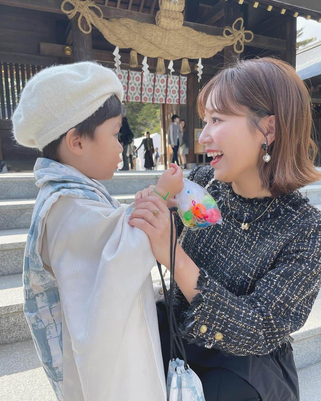 木村愛里のインスタグラム：「⋆ 先日、息子の七五三のお参りに⛩️🙏  色々あって日にち変更をしたのですが ぶじに大安の晴れの日に行けて良かった🥹 ㅤㅤㅤㅤㅤㅤㅤㅤㅤㅤㅤㅤㅤ  祈祷の時に頭をお下げくださいで頭を下げたり 二礼二拍手もしっかり皆と合わせて出来たり 成長を感じた一日でした😂👏✨✨✨  レンタル衣装で行く予定が 予約をしていた日に行けなくなり そして良い日和の日は、 直前すぎてレンタルできるものもなくて🥹 あら😭どうしよーーう😭と 息子のお被布の準備にてんやわんやしていたら 自分が着るものの準備をすっかり忘れていて🫢  当日の朝、え！何着よう！？と クローゼットの奥からひっぱり出した @arpege_story の服でコーディネート😂 私とした事が🤣🤣🤣w 何年か前だけど良いものを買ってあった自分に拍手🤣👏  ㅤㅤㅤㅤㅤㅤㅤㅤㅤㅤㅤㅤㅤ 5歳の時はお着物着たいなぁ☺️👘  ちなみに、お被布は購入したので💸 (もう買うしかなかった😂) 友人の皆さんの中でご入用の方がいれば レンタルできますので連絡ください😂🙏笑  予想外の購入は、いたい出費でしたが いつでも行くことが出来る！という 心の安心感があったので良しとします🥹  ㅤㅤㅤㅤㅤㅤㅤㅤㅤㅤㅤㅤㅤ  最後の写真は自宅でヘアセット😂 お菓子を食べてご機嫌な間にストレートアイロンで巻く。 でも、やはり毛が細くてやわらかいから ワックスやスプレーをしてもすぐとれちゃいました🤪  ㅤㅤㅤㅤㅤㅤㅤㅤㅤㅤㅤㅤㅤ七五三おめでとう☺️ これからも元気にすくすく成長できますように🩵 ㅤㅤㅤㅤㅤㅤㅤㅤㅤㅤㅤㅤㅤ  #七五三 #七五三3歳 #七五三3歳男の子 #お被布  #北海道神宮 #大安 #七五三ママコーデ #七五三ヘアセット #早生まれだから3歳の実感は全然ないんだけどね😂 #祈祷の後にいただいく千歳飴 #千歳飴以外にもなわとびとかクレヨンとか御守りとか色々入っていて驚き感動 #私の時は千歳飴しか入ってなかったような？😂 #飴が嬉しくてそれしか記憶にないだけ？😂 #七五三おめでとう 🫶」