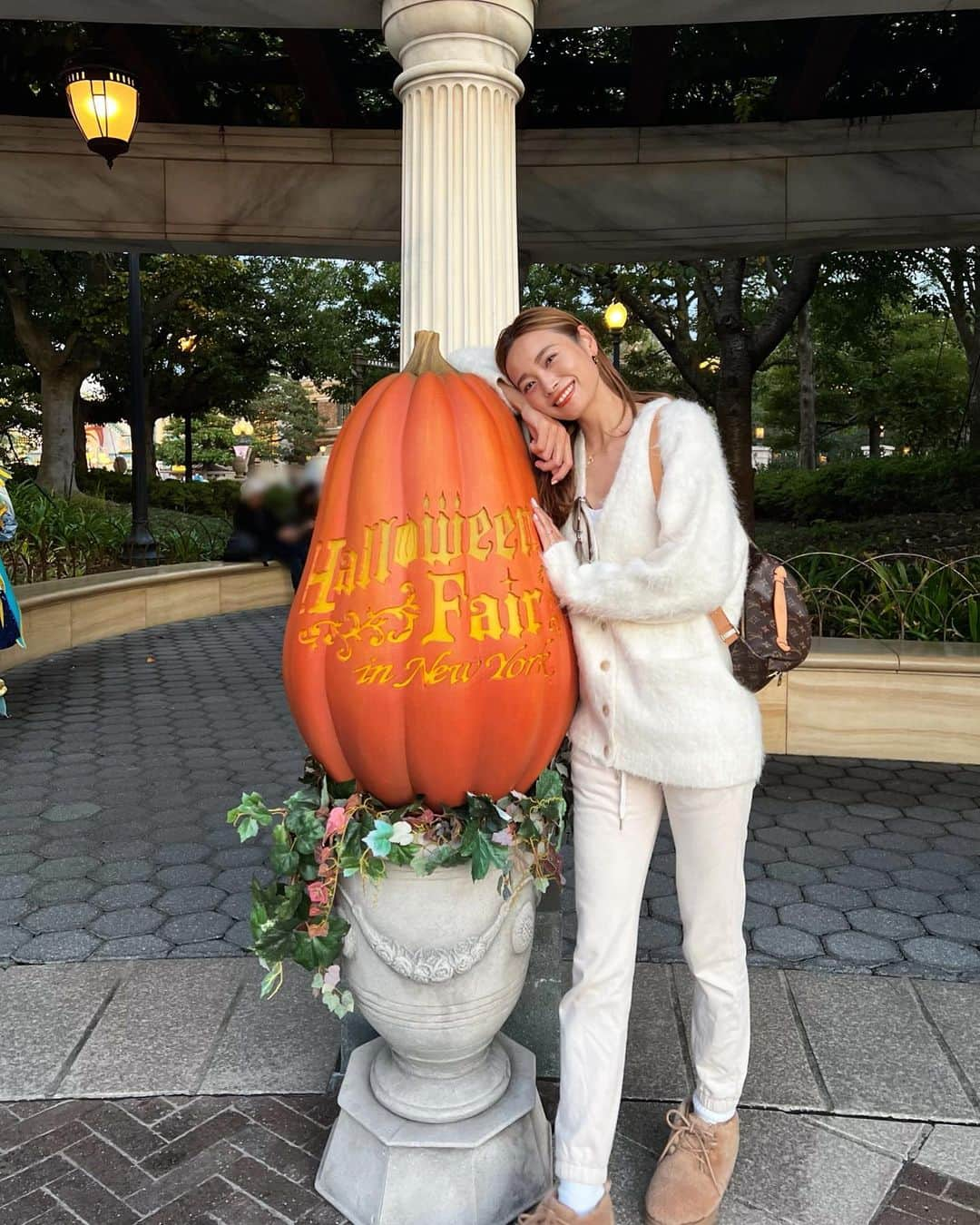 本多末奈のインスタグラム：「Happy Halloween🎃🪄  もーすぐハロウィン👻って思ってたら 今日はもうハロウィン当日だった😅  時間が経つのがあっという間ですね🙄 みんなは仮装するのかな？☺️ 我が家はゆっくりお家でdinner🥘 （いつも通りww）  みなさん素敵なハロウィンを〜🧡💜💛  投稿するハロウィン写真がなかったので しつこくディズニー写真になっちゃった🏰 しつこくてごめんね🤣ww  #disneysea #disneygram #disneystyle #tds #disneyoutfit #disneyhalloween  #ディズニーコーデ #ディズニーシー #白コーデ #ホワイトコーデ #30代コーデ  #ディズニーハロウィーン #ディズニーハロウィン」