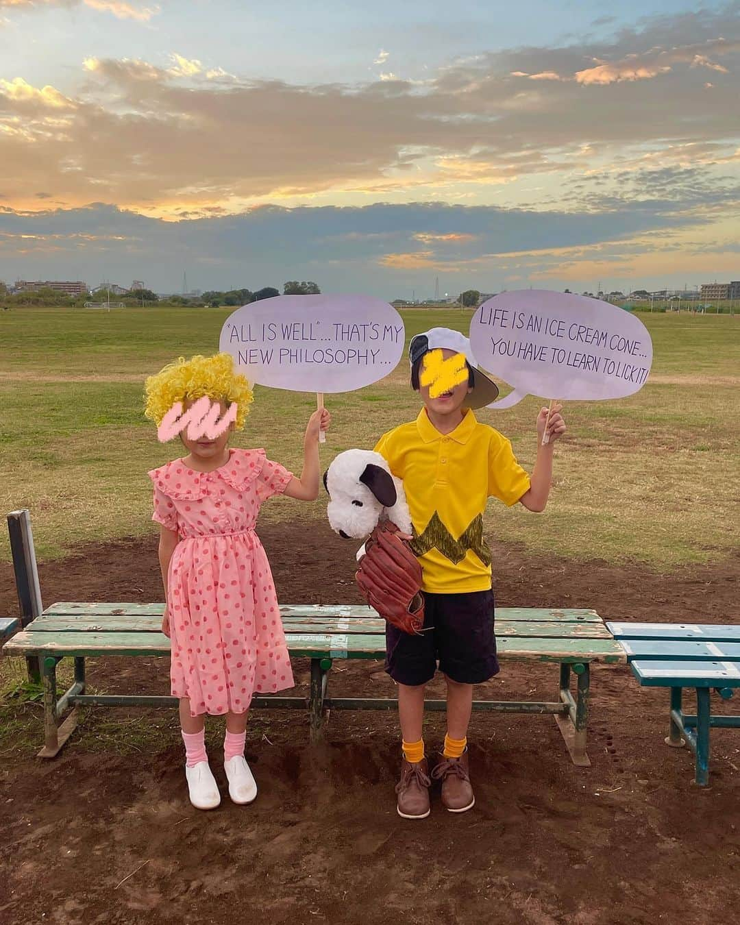 AMOさんのインスタグラム写真 - (AMOInstagram)「🪁🌳  ✐☡・。⋈ ⭐︎ 〻⋆ ｡ 💙: LUCY VAN PELT ⚾️: CHARLIE BROWN 🎀: SALLY BROWN From "PEANUTS"  ೯ ⭐︎ ・。♫ ⋆ ° ܚ ♩  🎈🎹 🍪 ☁️ 🏉 ⛸️ 💬  Happy Halloween !!  #peanuts #スヌーピー  #familycostumes #familyhalloweencostumes  #あも家のhalloween」10月31日 18時23分 - amo_whale