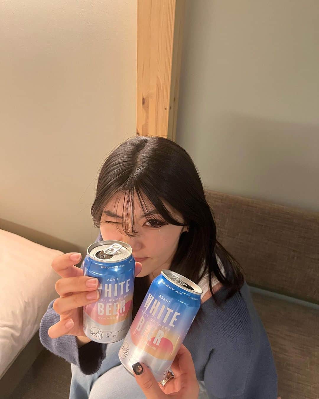 のインスタグラム：「お友とホカンスday ˊˎ˗ ⁡ ⁡ひさしぶりに 一緒にお泊まりをした日！ 心ほどけるひとときを ゆったりと楽しみました✊🏻 ⁡ 普段あまりお酒を飲まないわたしでも おいしく飲めたホワイトビールは 苦味よりもふんわりと甘さを感じる フルーティーな味わい！ またお友と乾杯するときには リピしたいな〜👌🏻🫧  #PR #アサヒホワイトビール #ホカンス」
