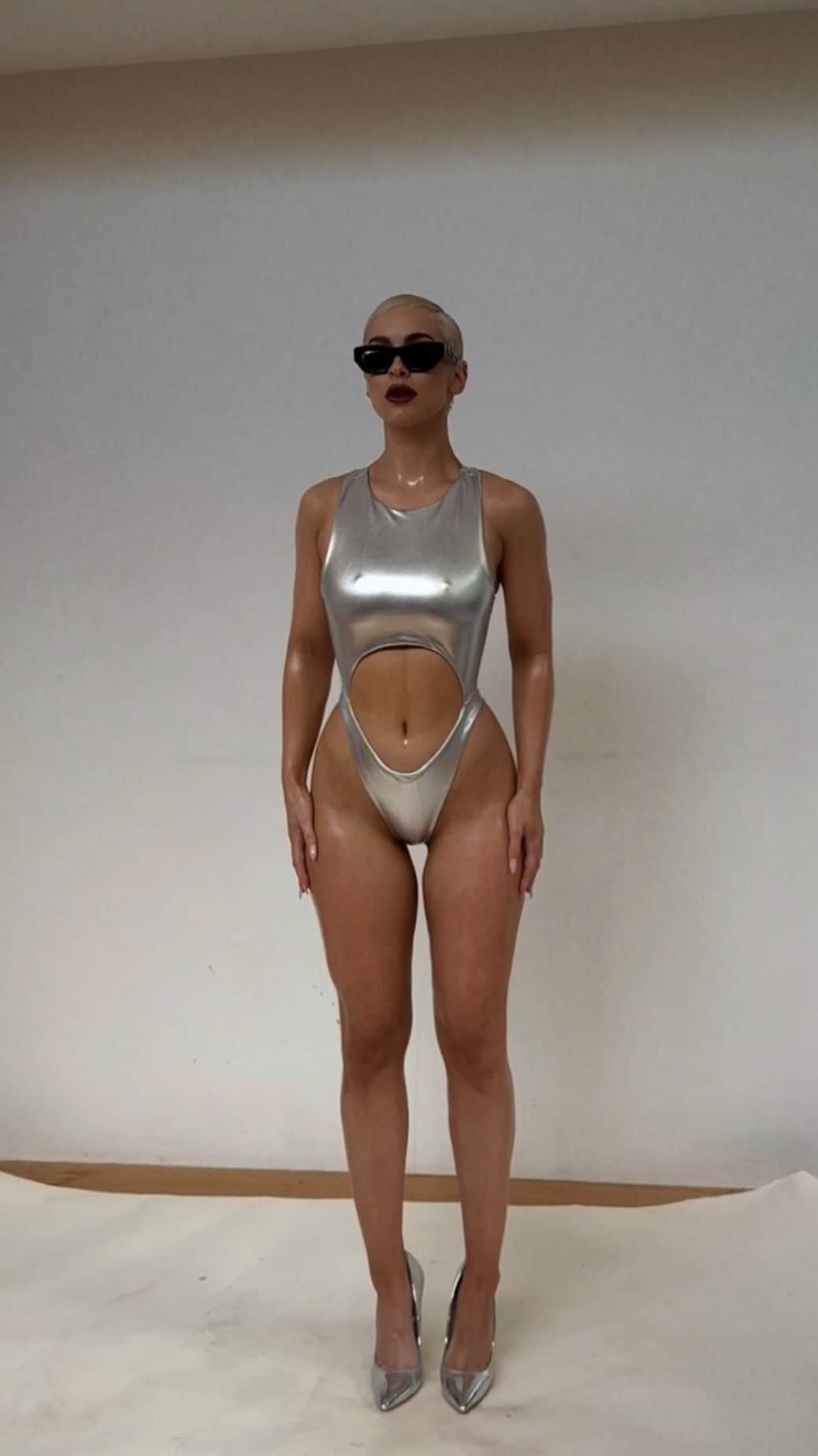 エリー・ゴンサルヴェスのインスタグラム：「BTS with @bonnie_hansen.jpeg 🌪️ makeup @alexperrinmua」