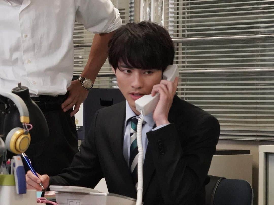 前田拳太郎のインスタグラム：「「トクメイ！警視庁特別会計係」第3話  ご視聴ありがとうございました！  初っ端からボロボロな姿で登場した月村でしたが3話も皆さんに振り回されながら頑張って刑事してましたね！  はじめさんスタンガンすみませんでした、、、  来週も是非見てください！」
