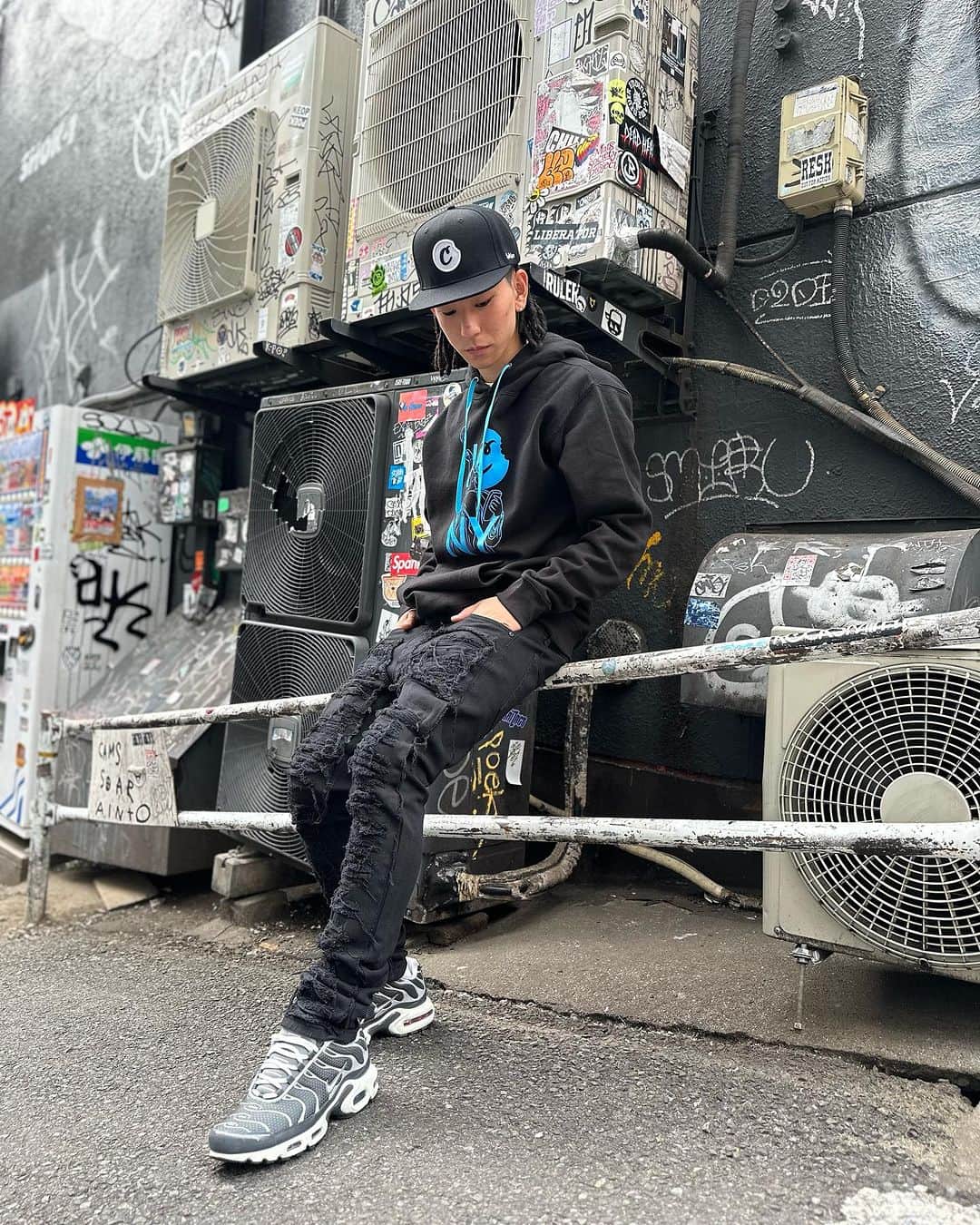 GROW AROUNDのインスタグラム：「#growaroundnewarrivals   COOKIESよりL/S TEE, HOODIE ７型が入荷致しました🔥  NYにSHOPをオープンしたのもあってニューヨーク万国博覧会のテーマシンボルとして作られた"ユニスフィア"をモチーフや、自由の女神グラフィックでニューヨーク感満載なデザインになっています！！  WEBUP完了しております✅✨」