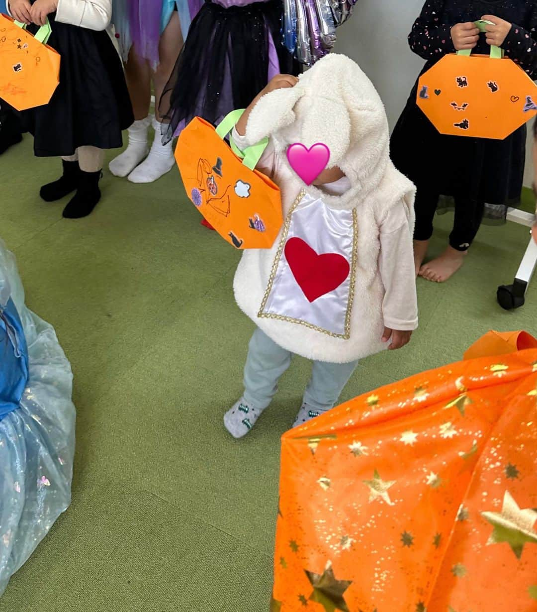 ゆうかさんのインスタグラム写真 - (ゆうかInstagram)「Happy Halloween🎃🩷 末っ子も1歳なのにparty参加させてもらえたよ👻 . バッグ作ったりお菓子もらったり楽しかったね🎀 . 今年は自分の衣装悩んでるうちに終わった笑 来年こそは私も仮装したいな🥹🫶 . . #ハロウィン #ハロウィンコスプレ #ハロウィンパーティー  #3児ママ #3児のママ #アリス#コスプレ#仮装 #仮装パーティー #アフタースクール #英語育児#男の子ママ#女の子ママ#1歳#6歳女の子 #10歳差兄弟 #11歳」10月31日 18時34分 - yuuka_japan