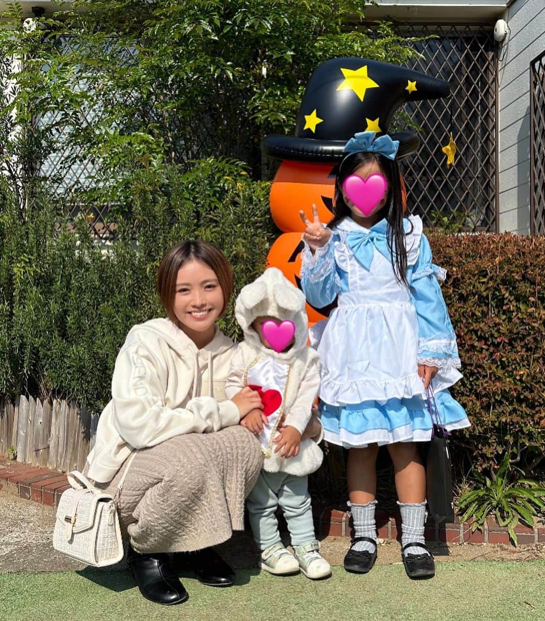 ゆうかのインスタグラム：「Happy Halloween🎃🩷 末っ子も1歳なのにparty参加させてもらえたよ👻 . バッグ作ったりお菓子もらったり楽しかったね🎀 . 今年は自分の衣装悩んでるうちに終わった笑 来年こそは私も仮装したいな🥹🫶 . . #ハロウィン #ハロウィンコスプレ #ハロウィンパーティー  #3児ママ #3児のママ #アリス#コスプレ#仮装 #仮装パーティー #アフタースクール #英語育児#男の子ママ#女の子ママ#1歳#6歳女の子 #10歳差兄弟 #11歳」