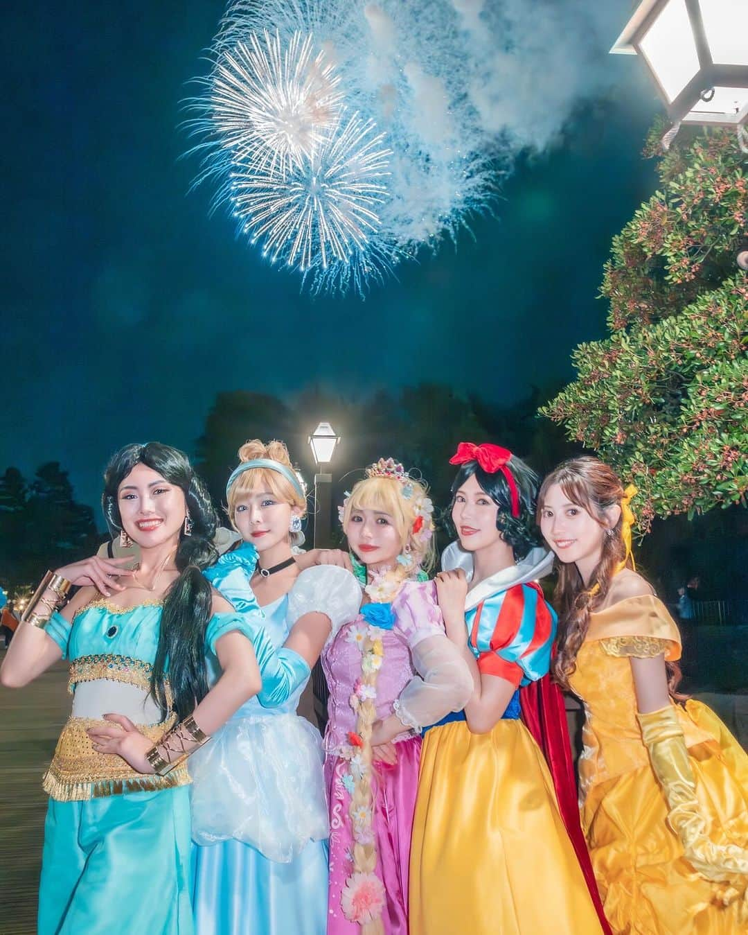 白川理桜のインスタグラム：「夜まで待って見た花火は一生忘れない🎇✨️ 本当に幸せなDハロ2023 ⁡  シンデレラ💎 @cindystory__  ラプンツェル🦎 @erinko0315  ベル 🌹 @kan6v6  ジャスミン 🧞‍♂️ @meeeeetamm  白雪姫 🍎 @srkwrio   📸 @hikarukunphoto   ⁡ #disney  #disneyland  #disneyworld  #disneylife  #snowwhite  #disneyphotography  #ディズニーランド #ディズニー #ディズニー写真部  #白雪姫  #dハロ仮装  #dハロ #ハロウィン  #仮装ディズニー  #ディズニーハロウィーン  #ディズニーハロウィン」