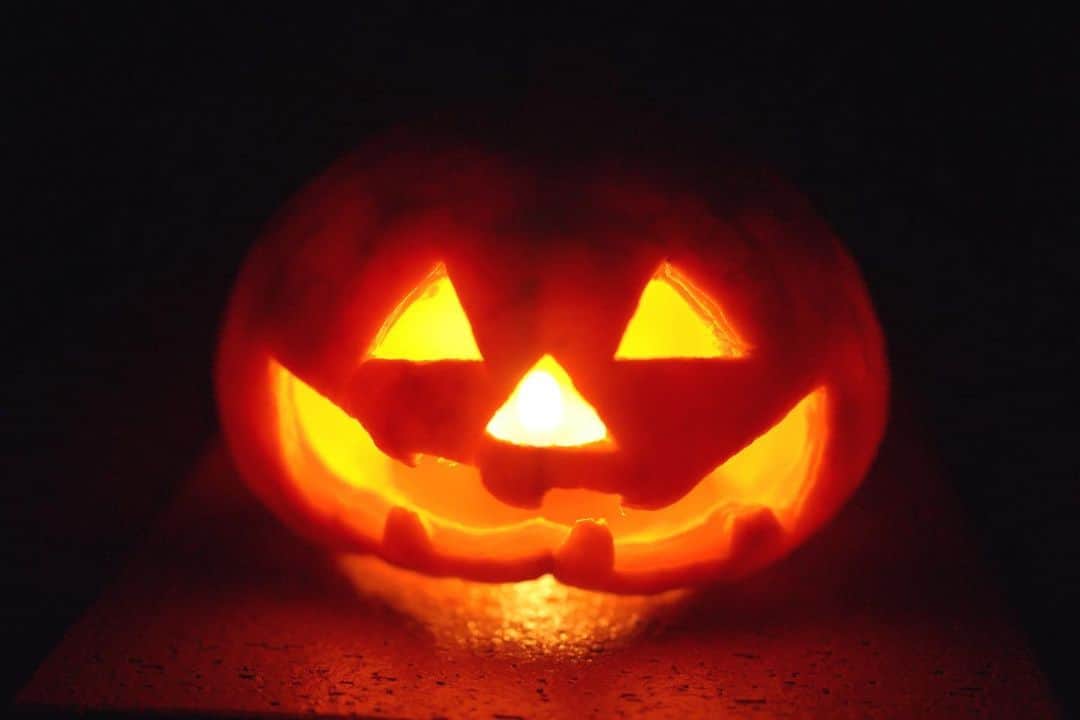 都丸ちよのインスタグラム：「. . . Trick or Treat🍭💓 . りかちまるが作ってくれた ジャックオーランタン🎃👻」