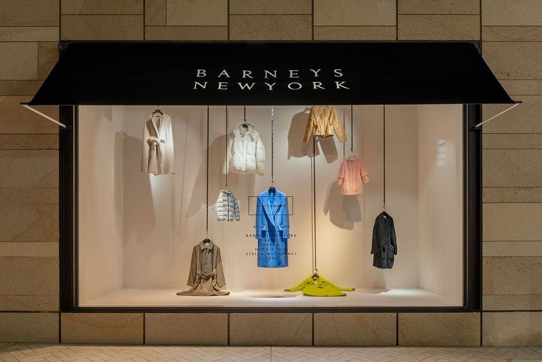 BARNEYS NEW YORKさんのインスタグラム写真 - (BARNEYS NEW YORKInstagram)「ただいま展開中のウィンドウディスプレイをご紹介します。”TASTE, LUXURY, HUMOR.”なディスプレイをご覧いただき、バーニーズ　ニューヨークでのショッピングをお楽しみください。  （写真1・2枚目） COAT & OUTERWEAR at 銀座本店  （写真3・4枚目） MALCOLM BETTS at 銀座本店  #windowdisplay #coat #outerwear #malcolmbetts #fashion #23fw #barneysnewyork #ウィンドウディスプレイ #ファッション #秋冬シーズン #バーニーズニューヨーク」10月31日 18時27分 - barneysjapan