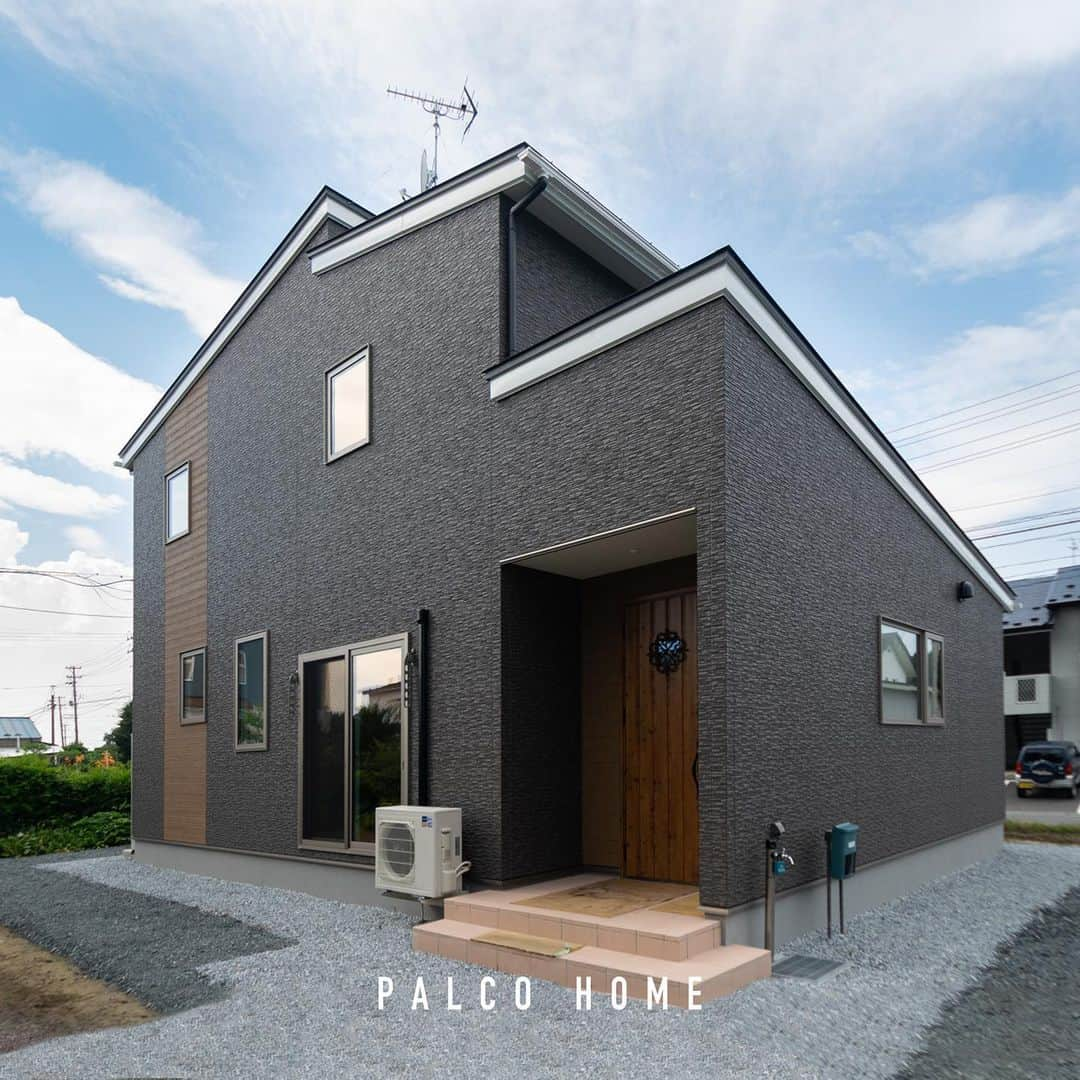 palcohomeさんのインスタグラム写真 - (palcohomeInstagram)「【施工事例】   八戸市｜M様邸 延床面積｜38.64坪  パルコホームでは定期的に 見学会などのイベントを開催しています！ インスタDMやLINE HPからお気軽にご予約ください✉️  －－－－－－－－－－－－－－－－  more photo : @palcohome  －－－－－－－－－－－－－－－－  公式LINE : @palcohome_line  －－－－－－－－－－－－－－－－  🎥Youtubeやってます 『パルコホーム』で検索！  －－－－－－－－－－－－－－－－  TikTok でルームツアー見れます🔽 @palcohome_865 スタッフの素顔も見たい方はこちら🔽 @palcohome_staff  －－－－－－－－－－－－－－－－  わたしたち、#パルコホーム は 『笑顔あふれる幸せな家族を増やしたい』 まずは家事・育児・仕事と忙しいママが笑顔になれば その笑顔が伝染して家族みんなも笑顔になる。 そんな想いからオリジナル商品『#ママ楽の家』を開発。  ライフスタイルが変わりつつある昨今でも ママに限らず、家事をするひとの負担を減らして じぶん時間を楽しめるような ワクワクする家づくりを行っています！  パルコホームは、 岩手県内全域、青森県八戸市近郊で 家づくりのサポートをしています。  －－－－－－－－－－－－－－－－  #マイホーム　#新築　#注文住宅　#収納　#新築マイホーム　#新築一戸建て　#家づくりアイディア　#家づくり計画　#おしゃれな家　#新築計画中の人と繋がりたい　#岩手住宅会社　#赤ちゃんのいる生活　#岩手　#岩手建築会社　#オープン階段　#小上がり　#柱あらわし　#ワークスペース　#住宅見学会　#OPENHOUSE」10月31日 18時28分 - palcohome