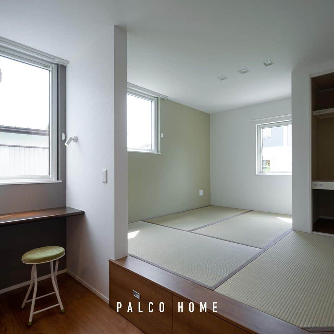 palcohomeさんのインスタグラム写真 - (palcohomeInstagram)「【施工事例】   八戸市｜M様邸 延床面積｜38.64坪  パルコホームでは定期的に 見学会などのイベントを開催しています！ インスタDMやLINE HPからお気軽にご予約ください✉️  －－－－－－－－－－－－－－－－  more photo : @palcohome  －－－－－－－－－－－－－－－－  公式LINE : @palcohome_line  －－－－－－－－－－－－－－－－  🎥Youtubeやってます 『パルコホーム』で検索！  －－－－－－－－－－－－－－－－  TikTok でルームツアー見れます🔽 @palcohome_865 スタッフの素顔も見たい方はこちら🔽 @palcohome_staff  －－－－－－－－－－－－－－－－  わたしたち、#パルコホーム は 『笑顔あふれる幸せな家族を増やしたい』 まずは家事・育児・仕事と忙しいママが笑顔になれば その笑顔が伝染して家族みんなも笑顔になる。 そんな想いからオリジナル商品『#ママ楽の家』を開発。  ライフスタイルが変わりつつある昨今でも ママに限らず、家事をするひとの負担を減らして じぶん時間を楽しめるような ワクワクする家づくりを行っています！  パルコホームは、 岩手県内全域、青森県八戸市近郊で 家づくりのサポートをしています。  －－－－－－－－－－－－－－－－  #マイホーム　#新築　#注文住宅　#収納　#新築マイホーム　#新築一戸建て　#家づくりアイディア　#家づくり計画　#おしゃれな家　#新築計画中の人と繋がりたい　#岩手住宅会社　#赤ちゃんのいる生活　#岩手　#岩手建築会社　#オープン階段　#小上がり　#柱あらわし　#ワークスペース　#住宅見学会　#OPENHOUSE」10月31日 18時28分 - palcohome