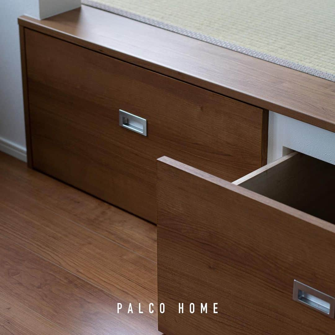 palcohomeさんのインスタグラム写真 - (palcohomeInstagram)「【施工事例】   八戸市｜M様邸 延床面積｜38.64坪  パルコホームでは定期的に 見学会などのイベントを開催しています！ インスタDMやLINE HPからお気軽にご予約ください✉️  －－－－－－－－－－－－－－－－  more photo : @palcohome  －－－－－－－－－－－－－－－－  公式LINE : @palcohome_line  －－－－－－－－－－－－－－－－  🎥Youtubeやってます 『パルコホーム』で検索！  －－－－－－－－－－－－－－－－  TikTok でルームツアー見れます🔽 @palcohome_865 スタッフの素顔も見たい方はこちら🔽 @palcohome_staff  －－－－－－－－－－－－－－－－  わたしたち、#パルコホーム は 『笑顔あふれる幸せな家族を増やしたい』 まずは家事・育児・仕事と忙しいママが笑顔になれば その笑顔が伝染して家族みんなも笑顔になる。 そんな想いからオリジナル商品『#ママ楽の家』を開発。  ライフスタイルが変わりつつある昨今でも ママに限らず、家事をするひとの負担を減らして じぶん時間を楽しめるような ワクワクする家づくりを行っています！  パルコホームは、 岩手県内全域、青森県八戸市近郊で 家づくりのサポートをしています。  －－－－－－－－－－－－－－－－  #マイホーム　#新築　#注文住宅　#収納　#新築マイホーム　#新築一戸建て　#家づくりアイディア　#家づくり計画　#おしゃれな家　#新築計画中の人と繋がりたい　#岩手住宅会社　#赤ちゃんのいる生活　#岩手　#岩手建築会社　#オープン階段　#小上がり　#柱あらわし　#ワークスペース　#住宅見学会　#OPENHOUSE」10月31日 18時28分 - palcohome