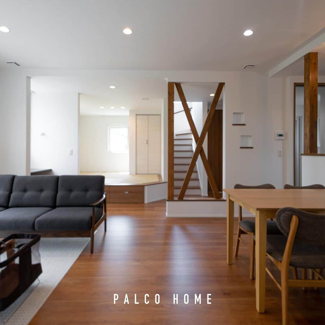 palcohomeさんのインスタグラム写真 - (palcohomeInstagram)「【施工事例】   八戸市｜M様邸 延床面積｜38.64坪  パルコホームでは定期的に 見学会などのイベントを開催しています！ インスタDMやLINE HPからお気軽にご予約ください✉️  －－－－－－－－－－－－－－－－  more photo : @palcohome  －－－－－－－－－－－－－－－－  公式LINE : @palcohome_line  －－－－－－－－－－－－－－－－  🎥Youtubeやってます 『パルコホーム』で検索！  －－－－－－－－－－－－－－－－  TikTok でルームツアー見れます🔽 @palcohome_865 スタッフの素顔も見たい方はこちら🔽 @palcohome_staff  －－－－－－－－－－－－－－－－  わたしたち、#パルコホーム は 『笑顔あふれる幸せな家族を増やしたい』 まずは家事・育児・仕事と忙しいママが笑顔になれば その笑顔が伝染して家族みんなも笑顔になる。 そんな想いからオリジナル商品『#ママ楽の家』を開発。  ライフスタイルが変わりつつある昨今でも ママに限らず、家事をするひとの負担を減らして じぶん時間を楽しめるような ワクワクする家づくりを行っています！  パルコホームは、 岩手県内全域、青森県八戸市近郊で 家づくりのサポートをしています。  －－－－－－－－－－－－－－－－  #マイホーム　#新築　#注文住宅　#収納　#新築マイホーム　#新築一戸建て　#家づくりアイディア　#家づくり計画　#おしゃれな家　#新築計画中の人と繋がりたい　#岩手住宅会社　#赤ちゃんのいる生活　#岩手　#岩手建築会社　#オープン階段　#小上がり　#柱あらわし　#ワークスペース　#住宅見学会　#OPENHOUSE」10月31日 18時28分 - palcohome