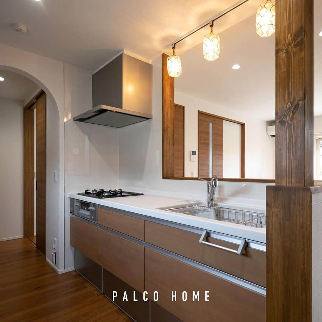 palcohomeさんのインスタグラム写真 - (palcohomeInstagram)「【施工事例】   八戸市｜M様邸 延床面積｜38.64坪  パルコホームでは定期的に 見学会などのイベントを開催しています！ インスタDMやLINE HPからお気軽にご予約ください✉️  －－－－－－－－－－－－－－－－  more photo : @palcohome  －－－－－－－－－－－－－－－－  公式LINE : @palcohome_line  －－－－－－－－－－－－－－－－  🎥Youtubeやってます 『パルコホーム』で検索！  －－－－－－－－－－－－－－－－  TikTok でルームツアー見れます🔽 @palcohome_865 スタッフの素顔も見たい方はこちら🔽 @palcohome_staff  －－－－－－－－－－－－－－－－  わたしたち、#パルコホーム は 『笑顔あふれる幸せな家族を増やしたい』 まずは家事・育児・仕事と忙しいママが笑顔になれば その笑顔が伝染して家族みんなも笑顔になる。 そんな想いからオリジナル商品『#ママ楽の家』を開発。  ライフスタイルが変わりつつある昨今でも ママに限らず、家事をするひとの負担を減らして じぶん時間を楽しめるような ワクワクする家づくりを行っています！  パルコホームは、 岩手県内全域、青森県八戸市近郊で 家づくりのサポートをしています。  －－－－－－－－－－－－－－－－  #マイホーム　#新築　#注文住宅　#収納　#新築マイホーム　#新築一戸建て　#家づくりアイディア　#家づくり計画　#おしゃれな家　#新築計画中の人と繋がりたい　#岩手住宅会社　#赤ちゃんのいる生活　#岩手　#岩手建築会社　#オープン階段　#小上がり　#柱あらわし　#ワークスペース　#住宅見学会　#OPENHOUSE」10月31日 18時28分 - palcohome