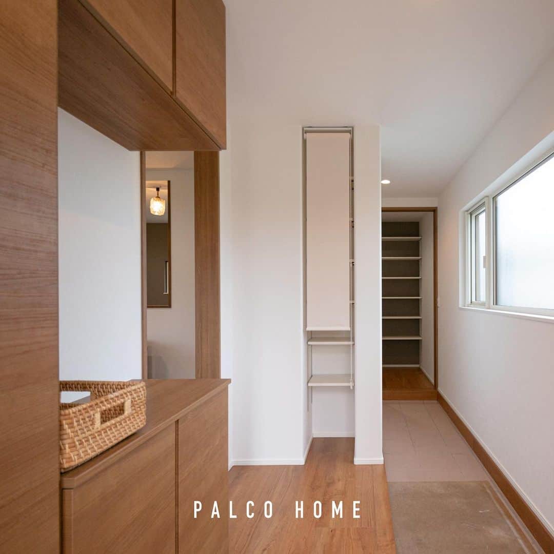 palcohomeさんのインスタグラム写真 - (palcohomeInstagram)「【施工事例】   八戸市｜M様邸 延床面積｜38.64坪  パルコホームでは定期的に 見学会などのイベントを開催しています！ インスタDMやLINE HPからお気軽にご予約ください✉️  －－－－－－－－－－－－－－－－  more photo : @palcohome  －－－－－－－－－－－－－－－－  公式LINE : @palcohome_line  －－－－－－－－－－－－－－－－  🎥Youtubeやってます 『パルコホーム』で検索！  －－－－－－－－－－－－－－－－  TikTok でルームツアー見れます🔽 @palcohome_865 スタッフの素顔も見たい方はこちら🔽 @palcohome_staff  －－－－－－－－－－－－－－－－  わたしたち、#パルコホーム は 『笑顔あふれる幸せな家族を増やしたい』 まずは家事・育児・仕事と忙しいママが笑顔になれば その笑顔が伝染して家族みんなも笑顔になる。 そんな想いからオリジナル商品『#ママ楽の家』を開発。  ライフスタイルが変わりつつある昨今でも ママに限らず、家事をするひとの負担を減らして じぶん時間を楽しめるような ワクワクする家づくりを行っています！  パルコホームは、 岩手県内全域、青森県八戸市近郊で 家づくりのサポートをしています。  －－－－－－－－－－－－－－－－  #マイホーム　#新築　#注文住宅　#収納　#新築マイホーム　#新築一戸建て　#家づくりアイディア　#家づくり計画　#おしゃれな家　#新築計画中の人と繋がりたい　#岩手住宅会社　#赤ちゃんのいる生活　#岩手　#岩手建築会社　#オープン階段　#小上がり　#柱あらわし　#ワークスペース　#住宅見学会　#OPENHOUSE」10月31日 18時28分 - palcohome