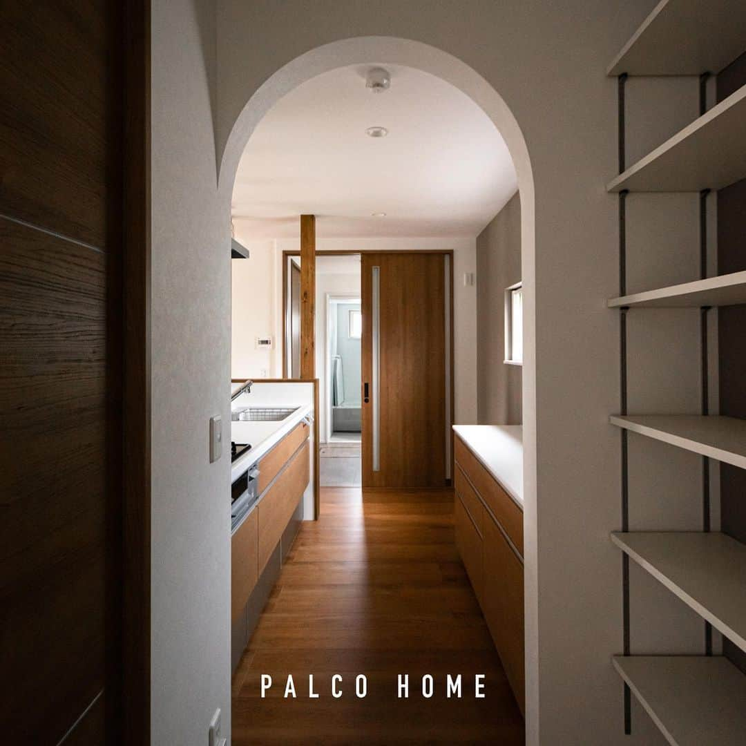 palcohomeさんのインスタグラム写真 - (palcohomeInstagram)「【施工事例】   八戸市｜M様邸 延床面積｜38.64坪  パルコホームでは定期的に 見学会などのイベントを開催しています！ インスタDMやLINE HPからお気軽にご予約ください✉️  －－－－－－－－－－－－－－－－  more photo : @palcohome  －－－－－－－－－－－－－－－－  公式LINE : @palcohome_line  －－－－－－－－－－－－－－－－  🎥Youtubeやってます 『パルコホーム』で検索！  －－－－－－－－－－－－－－－－  TikTok でルームツアー見れます🔽 @palcohome_865 スタッフの素顔も見たい方はこちら🔽 @palcohome_staff  －－－－－－－－－－－－－－－－  わたしたち、#パルコホーム は 『笑顔あふれる幸せな家族を増やしたい』 まずは家事・育児・仕事と忙しいママが笑顔になれば その笑顔が伝染して家族みんなも笑顔になる。 そんな想いからオリジナル商品『#ママ楽の家』を開発。  ライフスタイルが変わりつつある昨今でも ママに限らず、家事をするひとの負担を減らして じぶん時間を楽しめるような ワクワクする家づくりを行っています！  パルコホームは、 岩手県内全域、青森県八戸市近郊で 家づくりのサポートをしています。  －－－－－－－－－－－－－－－－  #マイホーム　#新築　#注文住宅　#収納　#新築マイホーム　#新築一戸建て　#家づくりアイディア　#家づくり計画　#おしゃれな家　#新築計画中の人と繋がりたい　#岩手住宅会社　#赤ちゃんのいる生活　#岩手　#岩手建築会社　#オープン階段　#小上がり　#柱あらわし　#ワークスペース　#住宅見学会　#OPENHOUSE」10月31日 18時28分 - palcohome